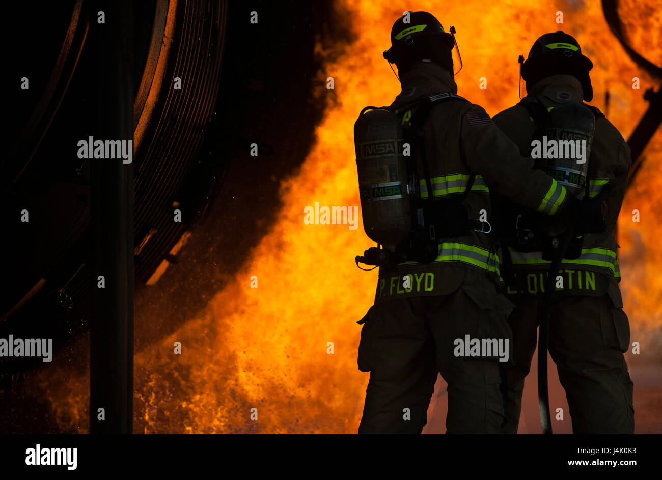 Senior Airman Paul Floyd und Flieger 1. Klasse Ethan Quetin, 99. Bauingenieur-Geschwader Feuer Schutz Flug Feuerwehr löschte ein Feuer bei einer kontrollierten Verbrennung-Übung auf der Nellis Air Force Base, Nevada, 6. Oktober 2016. Nellis Feuer Schutz Flug wird ein Feuerwehrauto, Sparky und ihren freien verschenken Zelt an der Nellis Basis Exchange von 10:30 bis 12:00 (Foto: U.S. Air Force Airman 1st Class Kevin Tanenbaum/freigegeben) Stockfoto