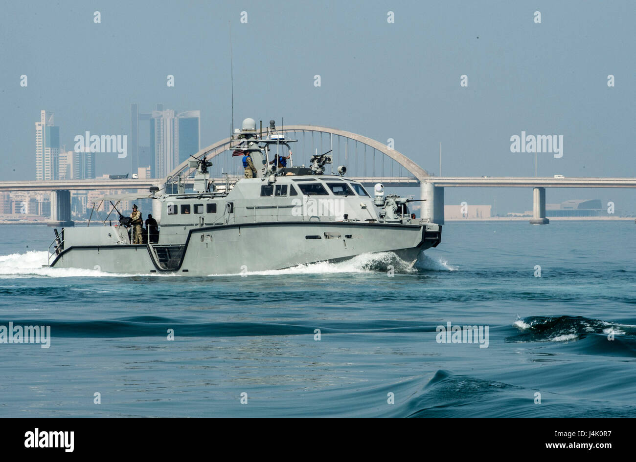 161028-N-LW591-0015 5. Flotte AREA OF OPERATIONS (28. Oktober 2016) Segler zugewiesen, Coastal Riverine Squadron (CRS) 4 kommen Gang auf einem Patrouillenboot Mark VI während des Trainings Waffen. CRS-4 ist in den USA bereitgestellt 5. Flotte Bereich der Maßnahmen zur Erhöhung der Commander Task Group (CTG) 56,7. CTG-56,7 führt maritimer Sicherheitsoperationen dafür viel Bewegungsfreiheit für strategische Versand und Marineschiffe in der Küstenfischerei und küstennahen Gebieten der USA tätig 5. Flotte Einsatzgebiet. (Foto: U.S. Navy Petty Officer 1st Class Steven Hoskins/freigegeben) Stockfoto