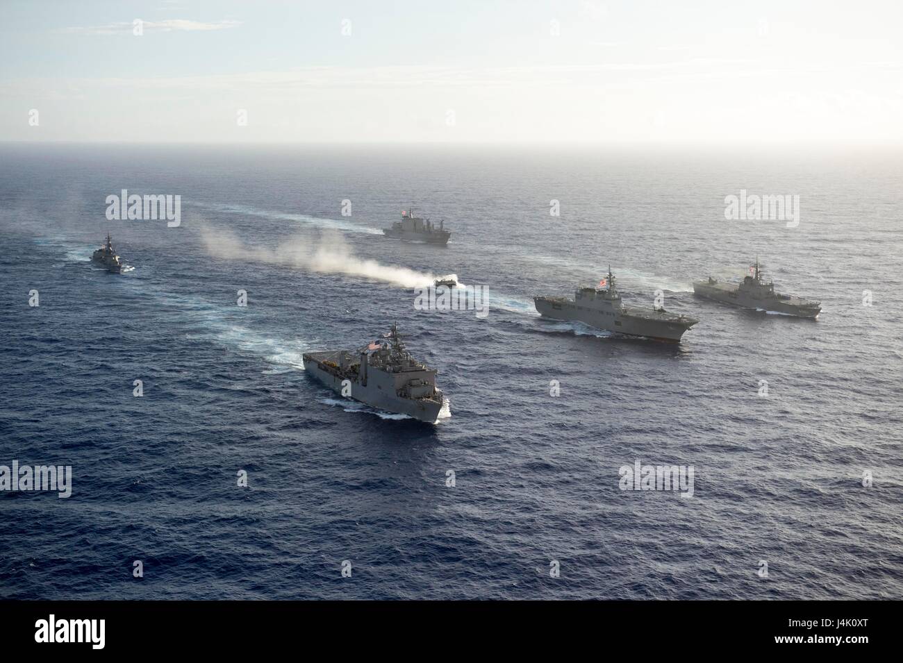 161106-N-ZK021-159 PACIFIC OCEAN (6. November 2016) - Schiffe in scharfen Schwert 2017 Dampf in Formation während eines Foto-Übung teilnehmen. Scharfen Schwert 17 ist eine gemeinsame und bilateralen Bereich Trainingsübung (FTX) zwischen amerikanischen und japanischen Kräfte bedeutete, Bereitschaft und Interoperabilität im Rahmen der US-japanische Bündnis zu erhöhen. (Foto: U.S. Navy Petty Officer First Class Nardel Gervacio/freigegeben) Stockfoto