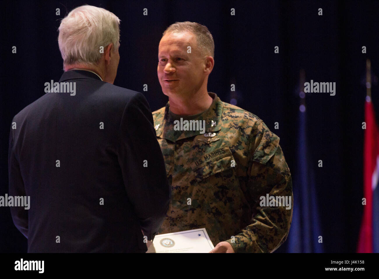 Ray Maybus Secretary Of The Navy vergibt Marine Corps Air Station (MCAS) Cherry Point eine Ehrenurkunde für seine blauen Leistungsniveau im Geschäftsjahr 2016 SecNav Energie- und Wasser-Management Awards, für ein abgerundetes Energie oder Wasserprogramm zum US Marine Corps Oberst Todd W. Ferry, der Kommandeur Ofiicer des Marine Corps Air Station (MCAS) Cherry Point während einer Zeremonie am MCAS Cherry Point , N.c., 9. November 2016. Während der Zeremonie bekannt Secretary Of The Navy Ray Mabus, dass die Zerstörer der Arleigh-Burke-Klasse, DDG 121, die USS Frank E. Petersen Jr., zu Ehren des t benannt werden Stockfoto