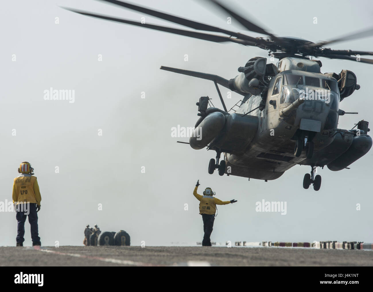 Eine MV-22 Osprey von VMM-163 startet von der USS Makin Island (LHD 8) während der Übung Alligator Dagger, um die Makin Island Amphibious Ready Group und die 11th MEU in amphibischen Operationen im US-Gebiet der 5. Flotte zu trainieren. Stockfoto