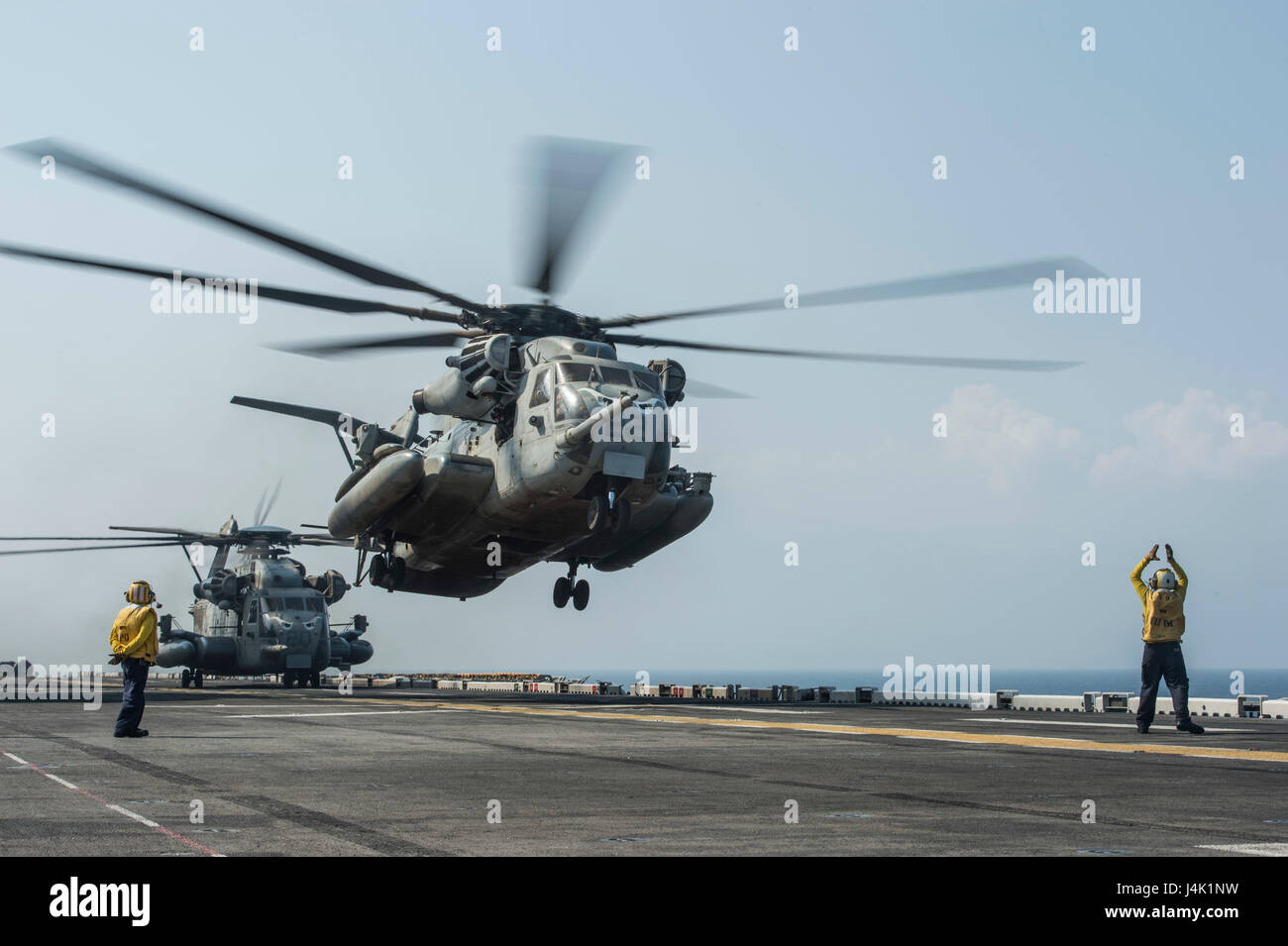 Ein CH-53E Super Hallion Helikopter von VMM-163 startet vom Flugdeck der USS Makin Island während der Übung Alligatordolch und trainiert die Amphibious Ready Group und die 11th Marine Expeditionary Unit in amphibischen Operationen im US 5th Fleet Area. Stockfoto