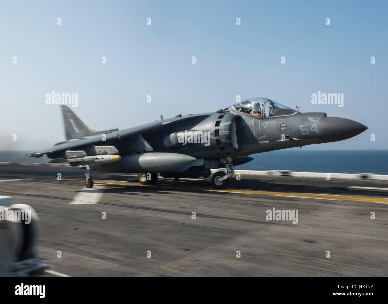 Ein AV-8B Harrier der Marine Medium Tiltrotor Squadron 163 startet am 12. Dezember 2016 von der USS Makin Island (LHD 8) während der Übung Alligator Dagger, um für amphibische Operationen im Einsatzgebiet der 5. Flotte zu trainieren. Stockfoto
