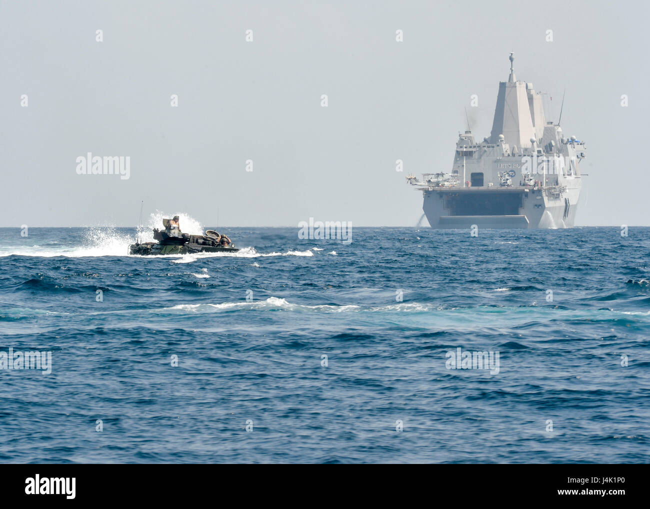 Ein amphibisches Angriffsfahrzeug aus der 11. MEU manövriert von der USS Somerset während der Übung Alligatordolch an Land und trainiert in amphibischen Operationen im Gebiet der 5. US-Flotte. Stockfoto