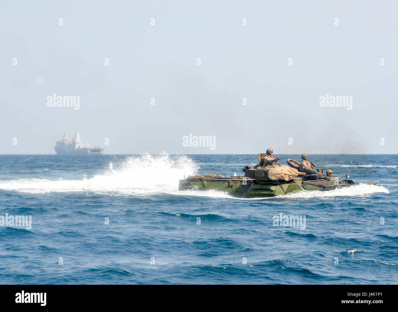 Ein amphibisches Angriffsfahrzeug der 11. Marine Expeditionary Unit manövriert an Land, nachdem es von der USS Somerset (LPD 25) während der Übung Alligator Dagger im Golf von Aden gestartet wurde, und trainiert in amphibischen Operationen im Gebiet der 5. Flotte. Stockfoto