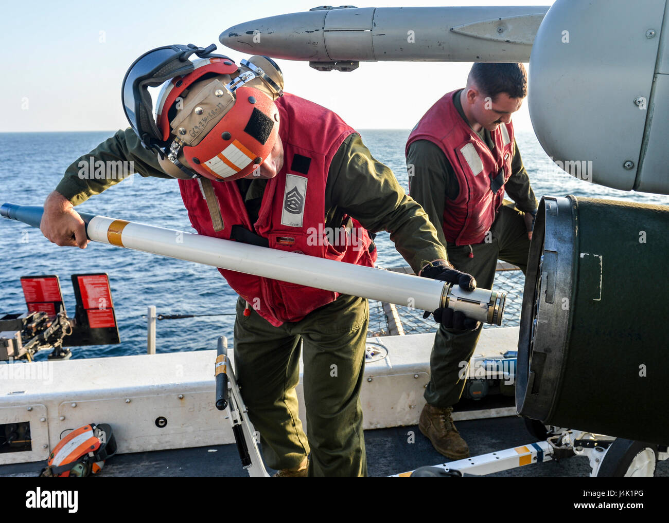 Während der Übung Alligator Dagger wird der Helikopter AH-1 Cobra an Bord der USS Somerset (LPD 25) mit einer Raketenrakete beworfen. Die Übung ermöglicht es der Makin Island Amphibious Ready Group und der 11th Marine Expeditionary Unit, in amphibischen Operationen innerhalb der 5th Fleet Area der USA zu trainieren. Stockfoto