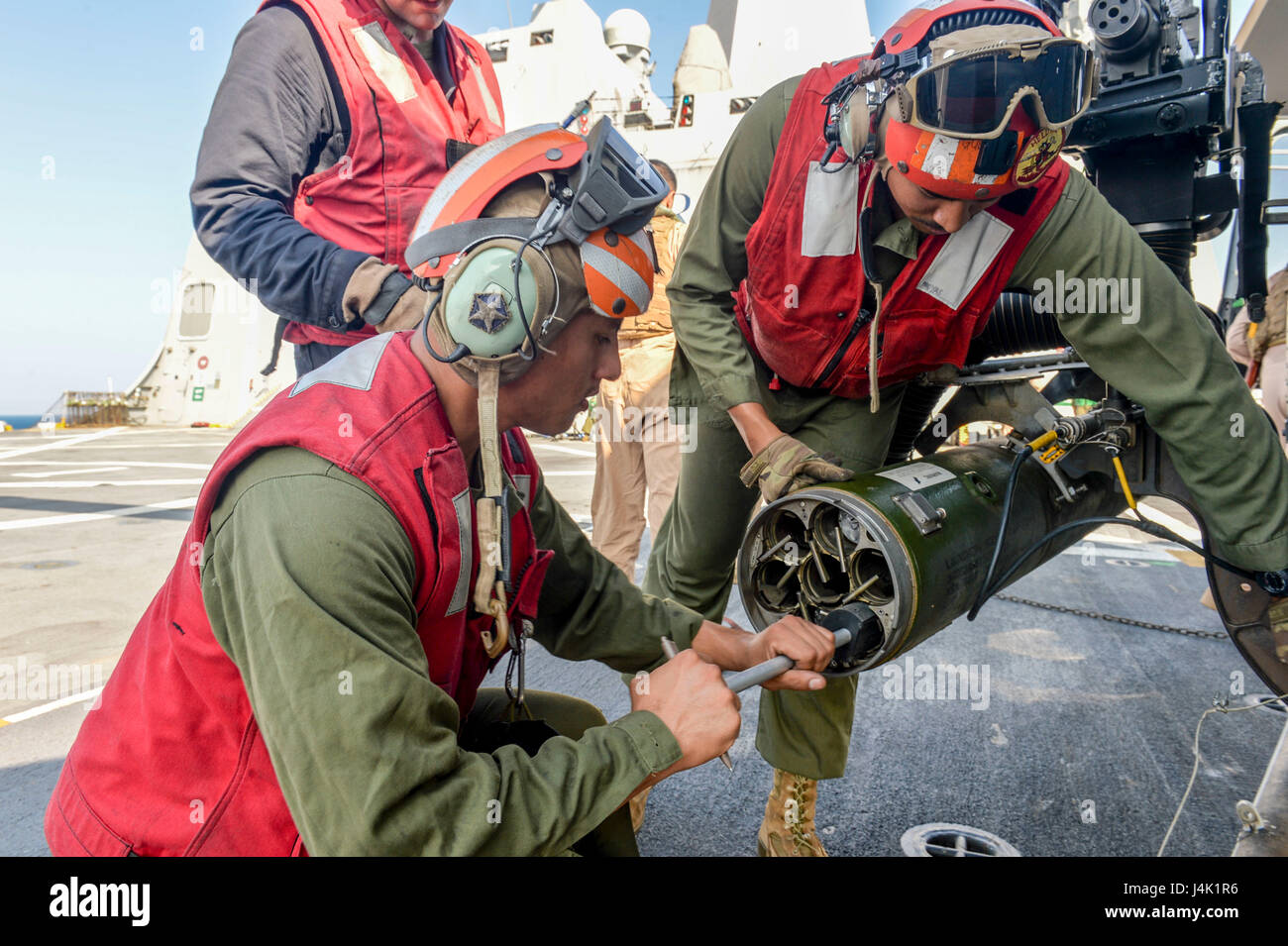 Marines von VMM-163 luden Raketen auf eine UH-1 Huey an Bord der USS Somerset (LPD 25) während der Übung Alligator Dagger, Teil der Makin Island Amphibious Ready Group und 11th Marine Expeditionary Unit, die in amphibischen Operationen im Einsatzgebiet der 5. Flotte ausgebildet wurde. Stockfoto