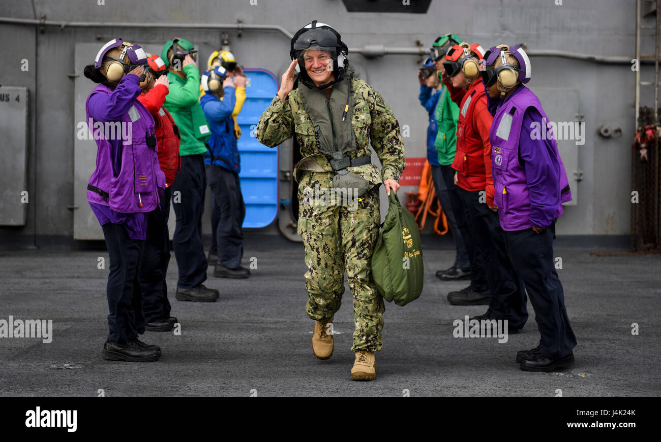 170105-N-BL637-244 Pazifik (5. Januar 2017) Sideboys aus dem Flugzeugträger USS Carl Vinson (CVN-70) Rendern Ehrungen zum Vice Admiral Nora Tyson, Commander, U.S. 3. Flotte. Tyson flog an Bord der Träger, die Bereitstellung von Matrosen für ihren Einsatz für die Mission vor dem Schiff ziehen weg von seinem Heimathafen San Diego danken. Die Carl Vinson Carrier Strike Group meldet in USA 3. Flotte, mit Sitz in San Diego, während in den westlichen Pazifik als Bestandteil der US-Pazifikflotte getragene Initiative, die Kommando- und Funktionen der 3. Flotte in der Region zu erweitern.  (US-N Stockfoto