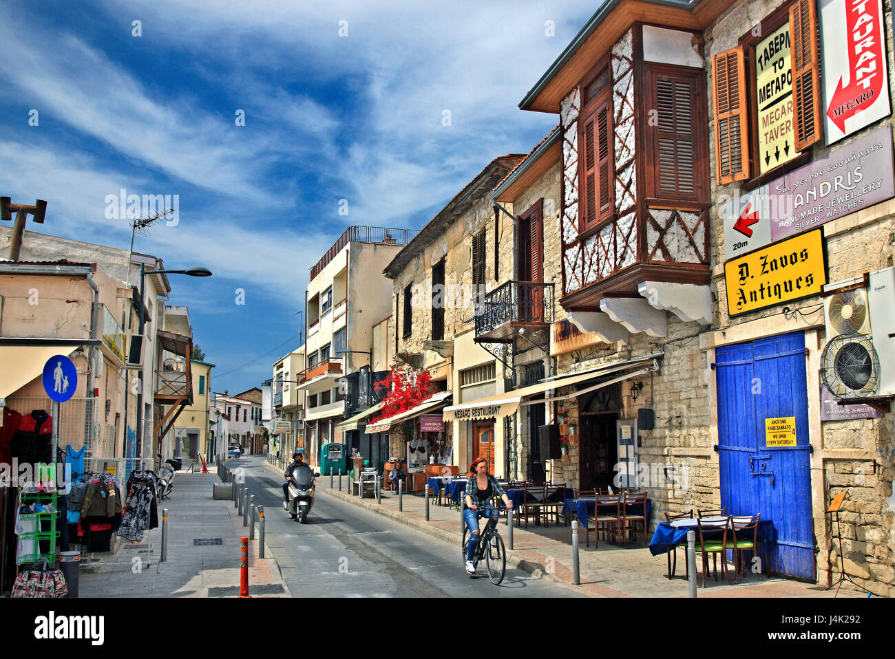 Malerische Straße in der Altstadt von Limassol (Lemessos), Zypern. Stockfoto