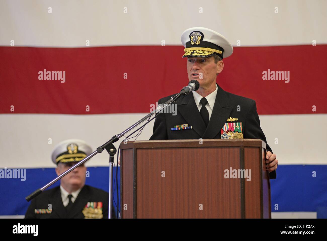 170109-N-YG104-003 SASEBO, Japan (9. Januar 2017) Rear Admiral Marc H. Dalton, Kommandant, Amphibienverband 7. US-Flotte, spricht für die Teilnehmer als Vorsitzende senior Officer bei einem Befehl Zeremonie an Bord der amphibischen Angriff Schiff USS Bonhomme Richard (LHD-6). Captain George Doyon entlastet Captain Ed Thompson als Kommandant, amphibischen Geschwader (PHIBRON) 11 bei einem Wechsel der Befehl Zeremonie an Bord Bonhomme Richard. (Foto: U.S. Navy Mass Communication Specialist 2. Klasse Sarah Villegas/freigegeben) Stockfoto