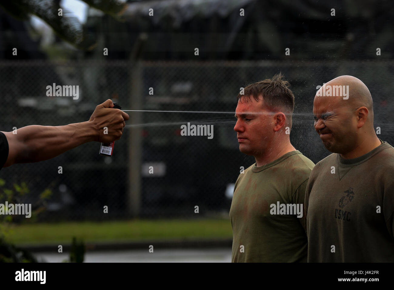 U.S. Marines Gunnery Sgt. Aaron Morales und Staff Sgt. James Lawracy, Militärpolizei, 3. Law Enforcement Bataillon, bekommen mit Oleoresin Capsaicin (OC) Exposition in eine nicht-tödliche Waffen Instructor Kurs an Bord Camp Hansen, Okinawa, Japan, 13. Januar 2017 besprüht. Der Kurs lehrt Personal die richtigen Techniken bei der Durchführung von Taser Training, OC Exposition und Riot Control Teamtaktik. (Foto: U.S. Marine Corps MCIPAC Bekämpfung der Kamera CPL. Allison Lotz/freigegeben) Stockfoto