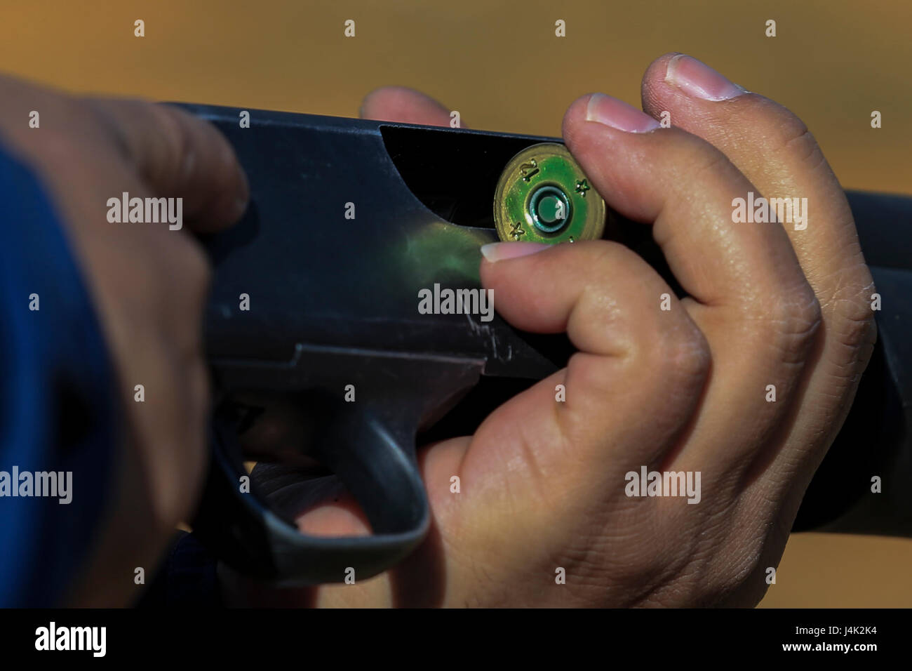 Japanische Wachmann Satoshi Kinjo, lädt eine Runde in der Mossberg 12 Gage Shotgun in eine nicht-tödliche Waffen Instructor Kurs an Bord Camp Hansen, Okinawa, Japan, 17. Januar 2017. Der Kurs lehrt Personal die richtigen Techniken Taser Schulungen, Oleoresin Capsaicin Exposition durchführen und riot Control Teamtaktik. (Foto: U.S. Marine Corps MCIPAC Bekämpfung der Kamera CPL. Allison Lotz/freigegeben) Stockfoto