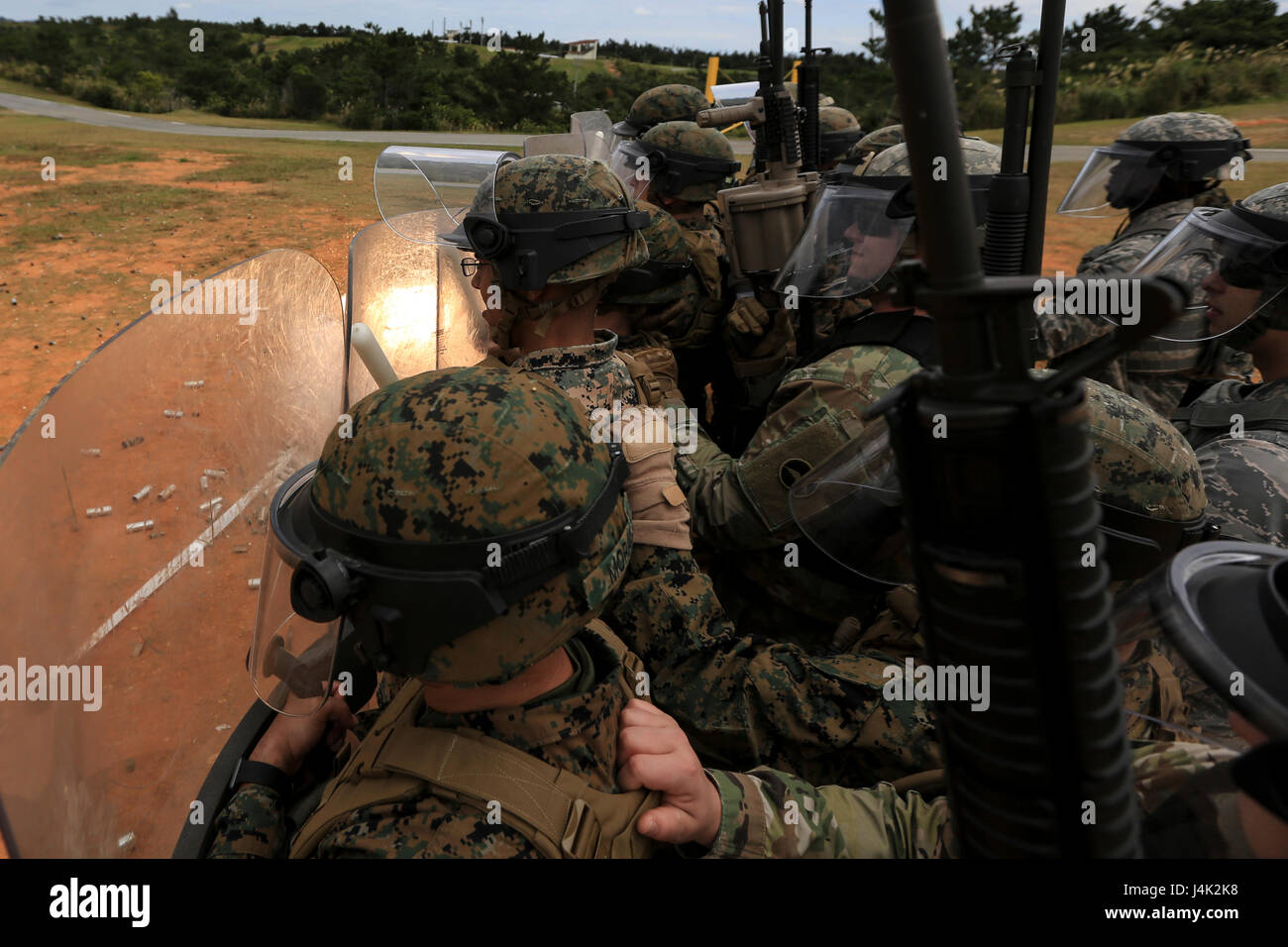 Eine Flash-Bang-Granate aktiviert infront von US-Marines, Matrosen, Soldaten, Flieger und japanischen Wachpersonal, wie sie in eine nicht-tödliche Waffen Instructor Kurs an Bord Camp Hansen, Okinawa, Japan, 17. Januar 2017 Riot Control-Techniken führen. Der Kurs lehrt Personal die richtigen Techniken Taser Schulungen, Oleoresin Capsaicin Exposition durchführen und riot Control Teamtaktik. (Foto: U.S. Marine Corps MCIPAC Bekämpfung der Kamera CPL. Allison Lotz/freigegeben) Stockfoto