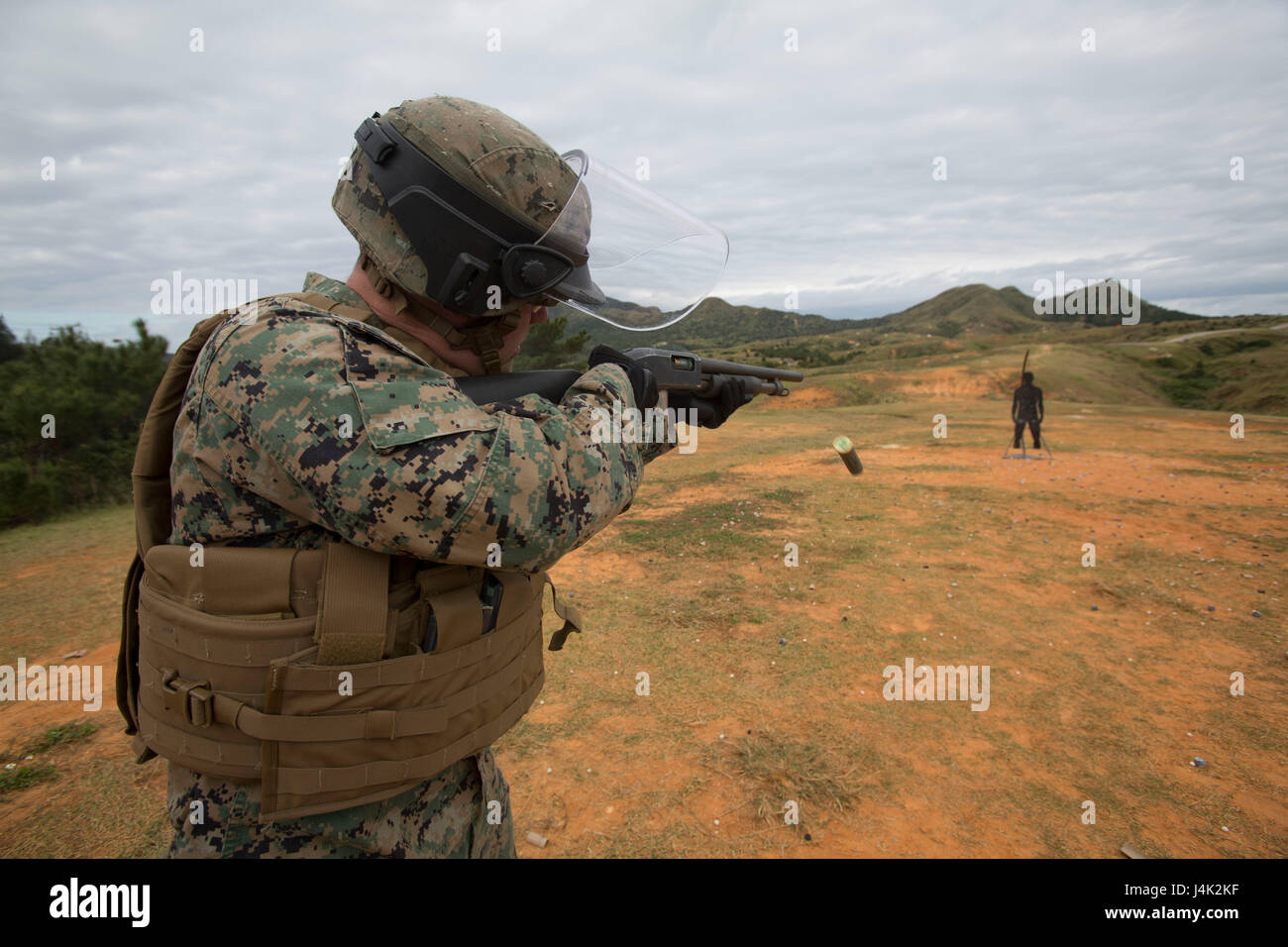 US-Marine schießt die Mossberg 12 Gage Shotgun während der nicht-tödliche Waffen Instructor Kurs auf Lager Hansen, Okinawa, Japan. Marines, Matrosen, Piloten und japanischen Wachpersonal füllen Sie eine Woche lang nichttödliche Instructor Kurs Waffen welche überdachte Taser Training, OC Belichtung und Riot Teamtaktik steuern. (Foto: U.S. Marine Corps MCIPAC Bekämpfung der Kamera Lance Cpl. Brooke Deiters) Stockfoto