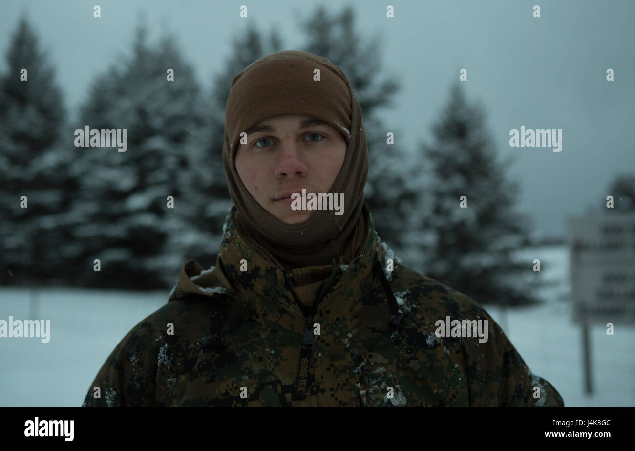 Lance Cpl. Scott Kesler, ein Schütze mit Charlie C, 1. Bataillon, 25. Marines, 4th Marine Division, posiert für ein Foto während des Trainings Riley Xanten in Ontario, Kanada, 6. Februar 2017. Kesler und seine Kollegen Marines trat Soldaten mit der Royal Hamilton Light Infantry, Wentworth Regiment, Canadian Armed Forces in einem arktischen Umfeld trainieren und Wissensaustausch auf kaltem Wetter Taktik, Überlebenstechniken, Tierheim Gebäude, Eisfischen und mehr. (U.S. Marine Corps Foto von Sgt. Sara Graham/freigegeben) Stockfoto