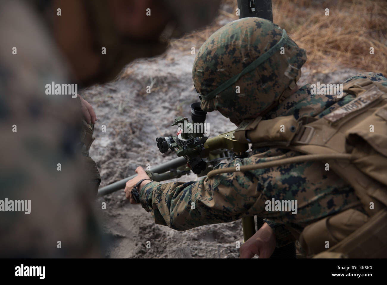 Marines mit Waffen Company, 2. Bataillon, 6. Marineregiments kalibrieren M252A2 81mm Mörser-System vor dem Versand runden Kampfeinsätzen in Camp Lejeune, North Carolina, 8. Februar 2017. Die Marines feuerte roter Phosphor und hochexplosive Runden während einer Übung, wo sie während ihrer Ausbildung Qualifikation für gemeinsame Terminal Angriff Controller mit Expeditionary Kriegsführung Training Gruppe Atlantic koordinieren konnten. (US Marine Corps Foto von Sgt. Anthony Mesa) Stockfoto
