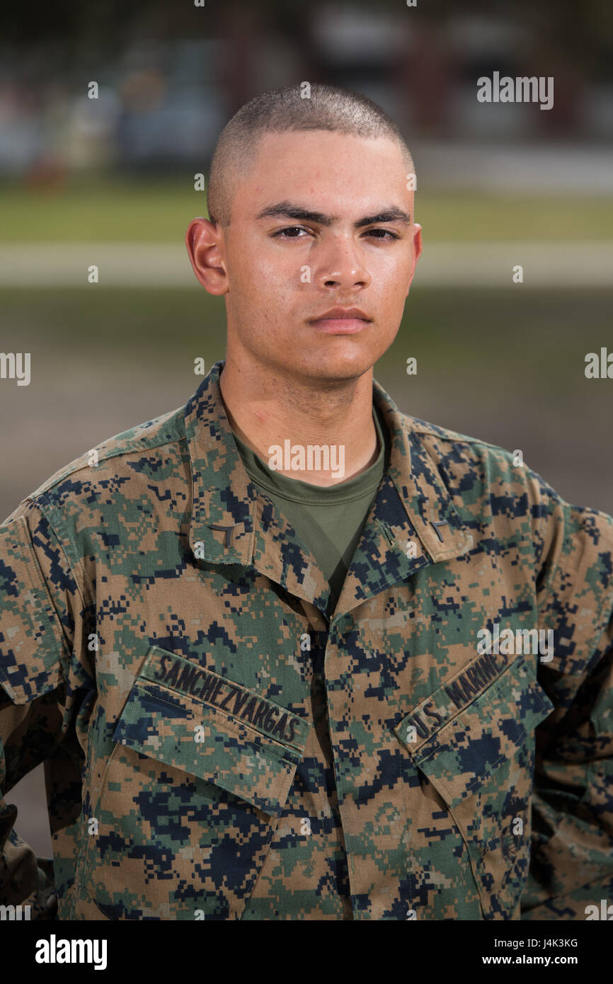 PFC Anthony J. Sanchez Vargas, Platoon 2009, Golf Company, 2. rekrutieren Training Bataillon verdiente US-Staatsbürgerschaft 9. Februar 2017, auf Parris Island, SC Bevor Sie Staatsbürgerschaft zu verdienen, müssen Bewerber Kenntnisse der englischen Sprache und amerikanische Regierung zu demonstrieren, zeigen guten moralischen Charakter und nehmen den Eid der Treue zur Verfassung Vereinigten Staaten. Sanchez Vargas ist aus Tampa, Florida, ursprünglich aus der Dominikanischen Republik, Diplom 10. Februar 2017 geplant. (Foto von Lance CPL Maximiliano Bavastro) Stockfoto