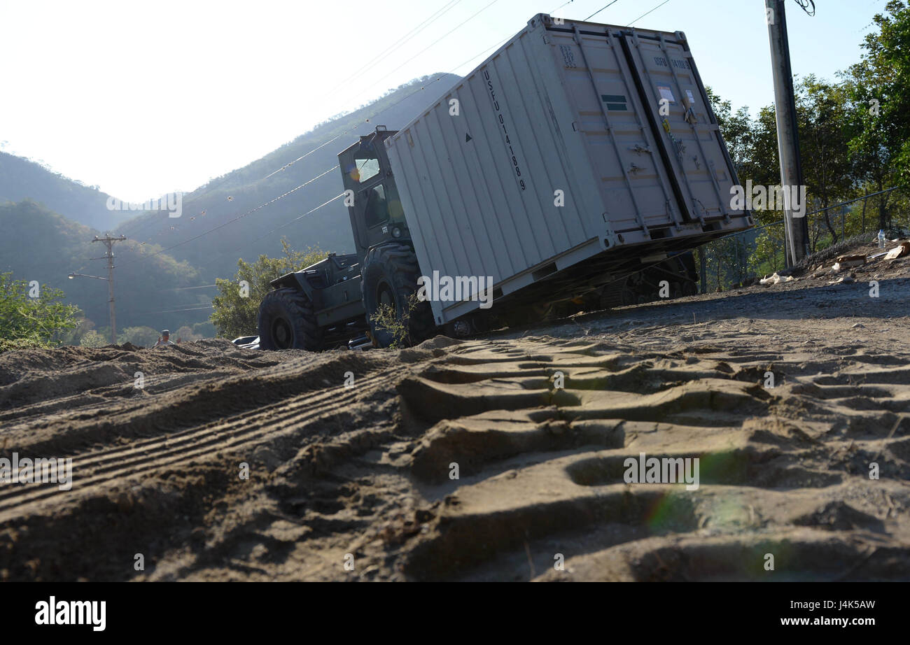 Flieger der 635th Materiel Maintenance Squadron errichteten eine Wäscherei in der Dominikanischen Republik während der NEUEN HORIZONTE 2017, die Expeditionshilfe und Ressourcen für die gemeinsamen Streitkräfte bereitstellte. Stockfoto