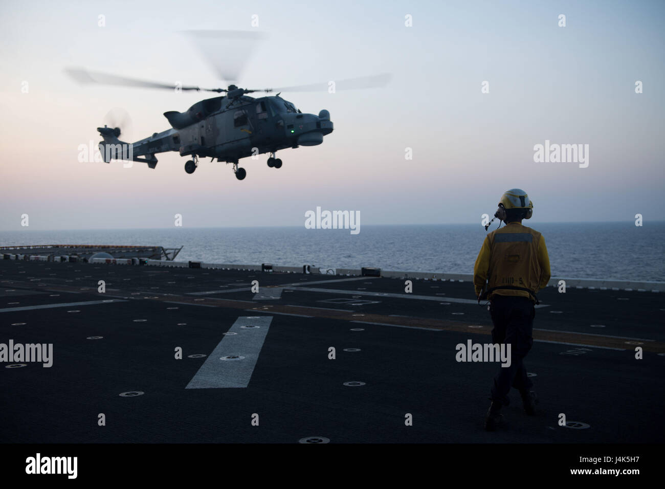 Piloten der britischen Royal Navy führen während der Übung Alligator Dagger 17 Touch-and-Go-Operationen mit AW-159 Lynx Wildcat Hubschraubern auf der USS Bataan (LHD 5) durch, um die multilateralen Fähigkeiten zu verbessern und die maritime Sicherheit im Einsatzgebiet der 5. US-Flotte zu unterstützen. Stockfoto