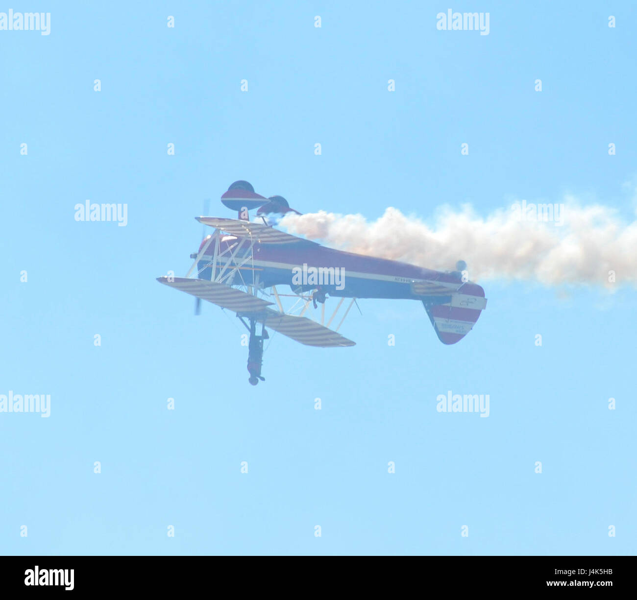 Das Team von Greg und Ashley Shelton von Greg Shelton Airshows akrobatische Team Streifen über den Himmel während Ashley Shelton Spaziergänge auf den Flügeln der 450 Super Stearman auf der Maxwell Air Force Base, Alabama während des Erbes Horizont Airshow am 8. April 2017. Die Luftfahrtmesse begingen den 70. Jahrestag der US Air Force und zahlreiche Aktivitäten von Stunt-Shows zu statischen Displays von Militärflugzeugen vorgestellt. (U.S. Air National Guard Foto von techn. Sgt. Jeffery Foster) Stockfoto