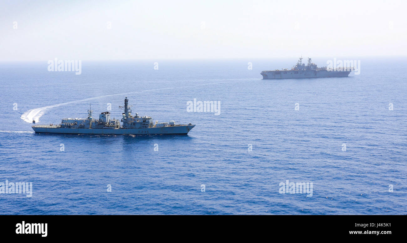 Die Royal Navy Fregatte HMS Monmouth operiert zusammen mit dem amphibischen Angriffsschiff USS Bataan (LHD 5) bei kleinen Booten in Übung Alligator Dagger 17 in der Nähe von Dschibuti. Ziel der Übung ist die Verbesserung der multilateralen Fähigkeiten, der operativen Koordinierung und der maritimen Sicherheit für die US Navy, das Marine Corps und die alliierten Streitkräfte im Gebiet der 5. Flotte. Stockfoto