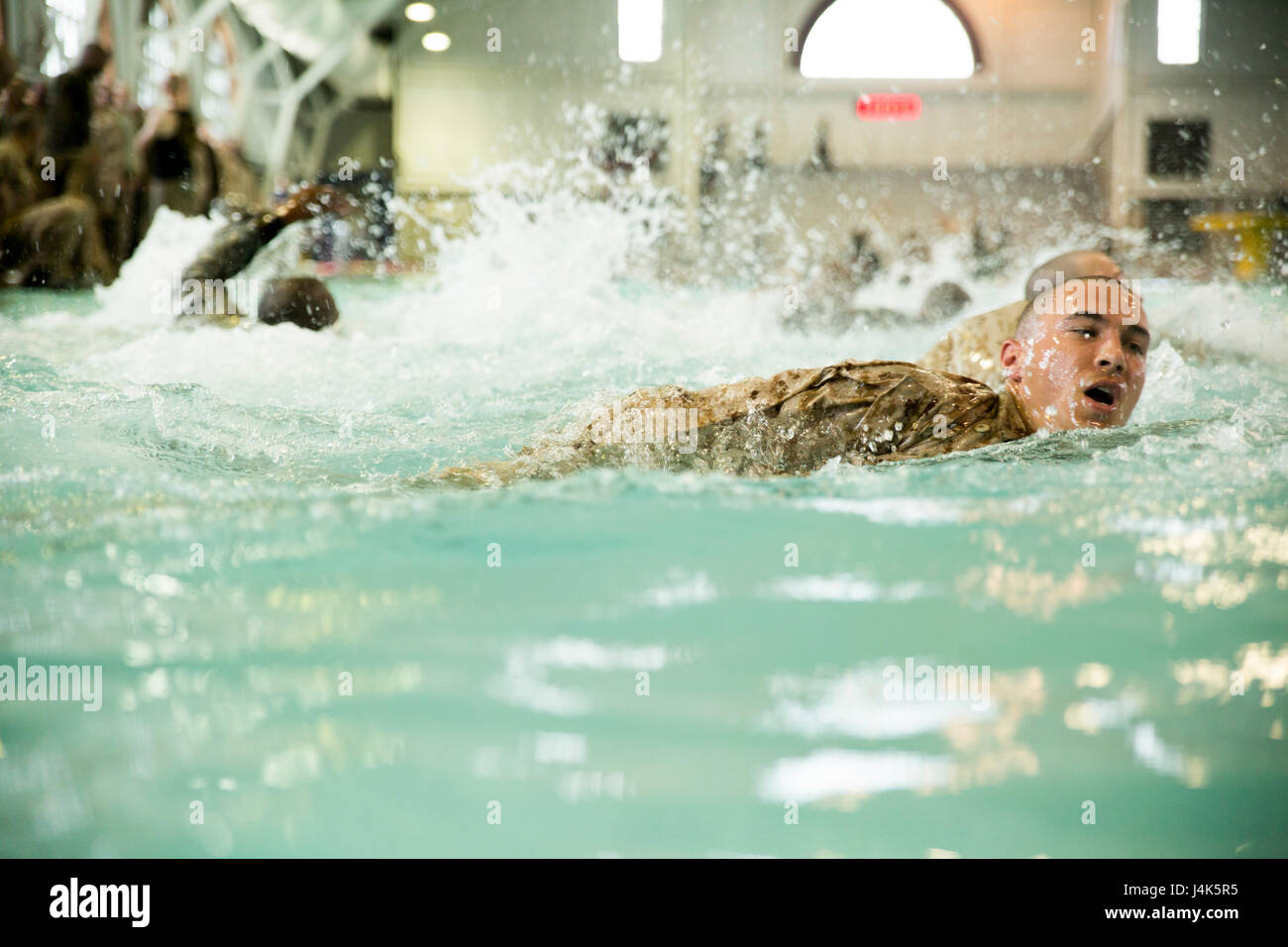 Rekruten von Lima Company, 3. rekrutieren Training Bataillon, Schwimmen, die 25 Meter im Wasser überleben Qualifikation 17. April 2017, auf Parris Island, SC schwimmen Instruktoren unterrichten Wasser Überlebensfähigkeiten rekrutiert und sicherzustellen, dass Rekruten im Wasser sicher sind. Lima-Firma ist, Diplom 16. Juni 2017 geplant. (Foto von CPL. Aaron Bolser) Stockfoto