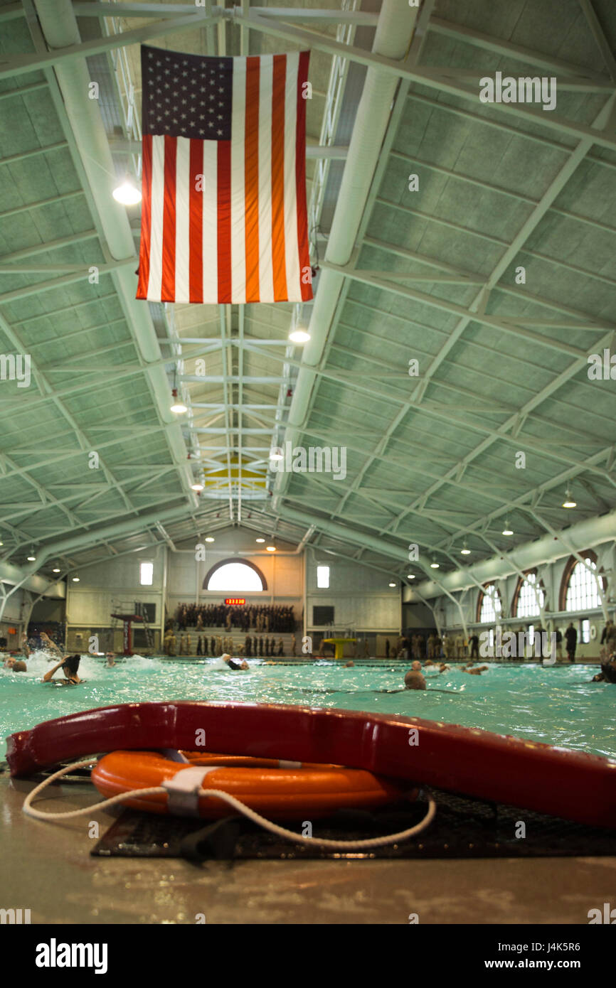Rekruten von Lima Company, 3. rekrutieren Training Bataillon, Schwimmen im Wasser überleben Qualifikation 17. April 2017, auf Parris Island, SC schwimmen Instruktoren unterrichten Rekruten Wasser Überlebensfähigkeiten und sicherzustellen, dass Rekruten im Wasser sicher sind. Lima-Firma ist, Diplom 16. Juni 2017 geplant. (Foto von CPL. Aaron Bolser) Stockfoto