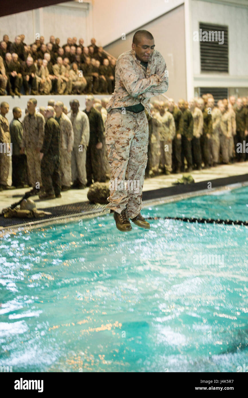RCT Frederick Perez, Platoon 3040, Lima Company, 3. rekrutieren Training Bataillon, springt von einem Turm simuliert eine Schiff-Evakuierung, 17. April 2017, auf Parris Island, S.C. Schwimmen Instruktoren unterrichten Rekruten Wasser Überlebensfähigkeiten und sicherzustellen, dass Rekruten im Wasser sicher sind. Perez, 24, aus Columbus, Georgia, ist zum Diplom 16. Juni 2017 geplant. (Foto von CPL. Aaron Bolser) Stockfoto