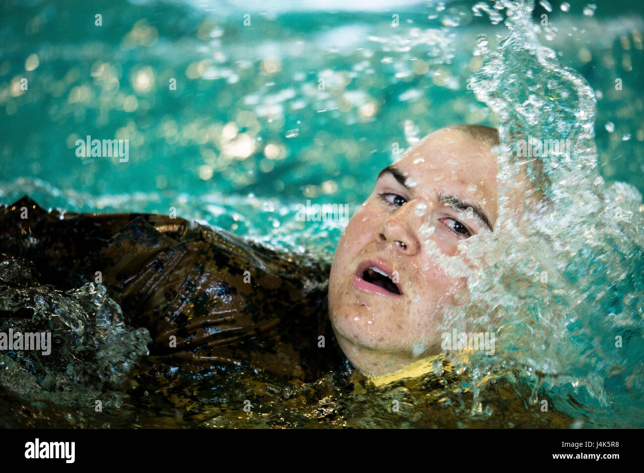 RCT Matthew S. Cadden, Platoon 3041, Lima Company, 3. rekrutieren Training Bataillon, schwimmt im Wasser überleben Qualifikation 17. April 2017, auf Parris Island, S.C. Schwimmen Instruktoren unterrichten Rekruten Wasser Überlebensfähigkeiten und sicherzustellen, dass Rekruten im Wasser sicher sind. Cadden, 20 von Carleton, Michigan, ist zum Diplom 16. Juni 2017 geplant. (Foto von CPL. Aaron Bolser) Stockfoto