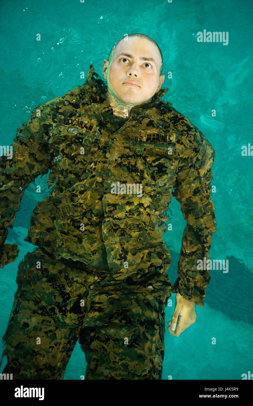 RCT Rieker G. Smith, Platoon 3040, Lima Unternehmen, 3. rekrutieren Training Bataillon Schwimmer während Schwimmen Qualifikation 17. April 2017, auf Parris Island, SC schwimmen Instruktoren unterrichten Rekruten Wasser Überlebensfähigkeiten und sicherzustellen, dass Rekruten im Wasser sicher sind. Smith, 24, aus Fort Walton Beach, Florida, ist zum Diplom 16. Juni 2017 geplant. (Foto von CPL. Aaron Bolser) Stockfoto