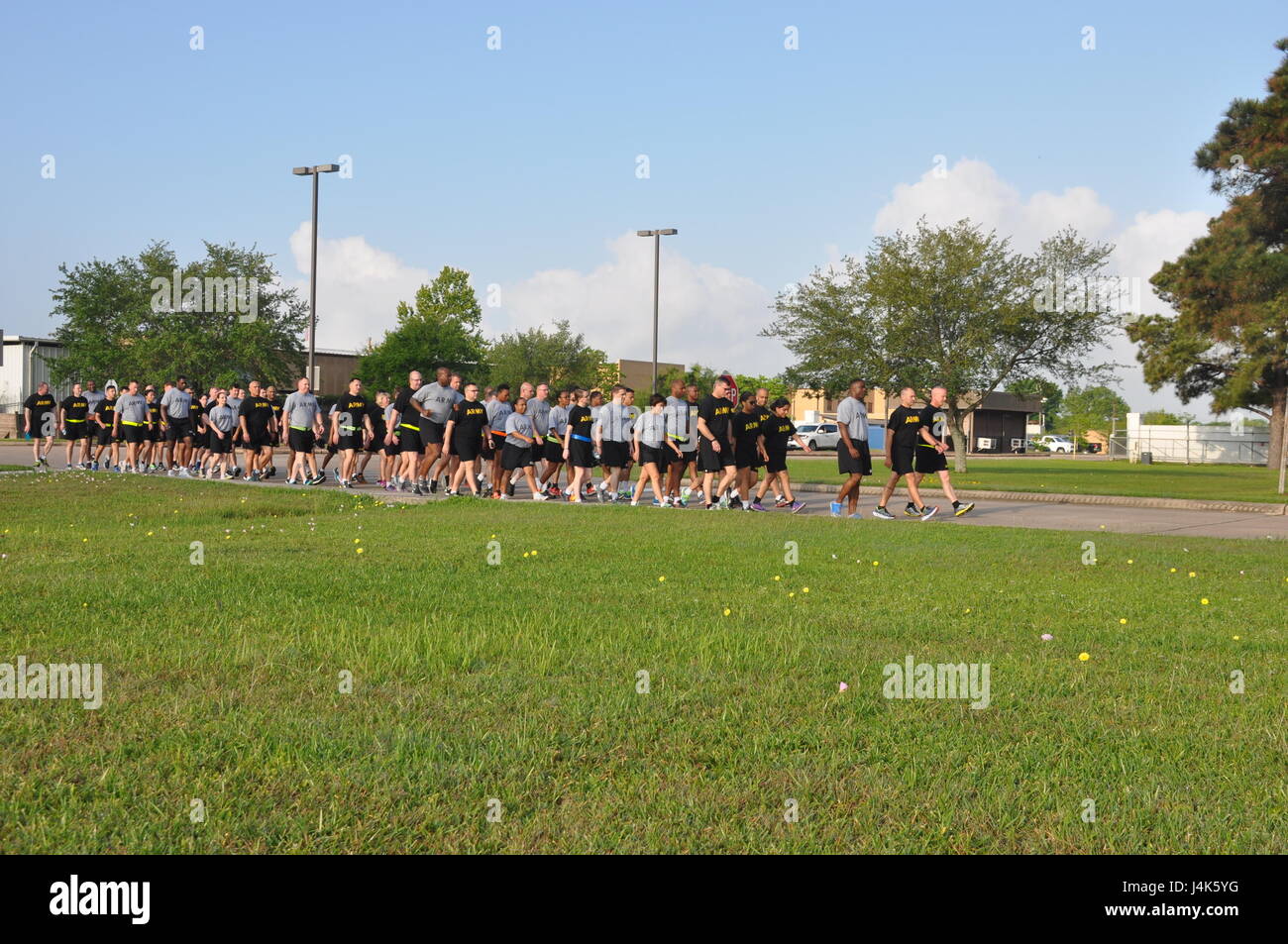 In diesem Bild, veröffentlicht von der Army Reserve 75. Training Command marschieren Soldaten mit der Einheit Stabskompanie in Bildung auf dem Weg zu einem halbjährlichen Test der körperlichen Fitness in Houston, Texas, Freitag, 21. April 2017. Ein hoher Standard für körperliche Leistungsfähigkeit innerhalb der Army Reserve trägt zu seiner insgesamt Kampfbereitschaft und Letalität. (Foto / 75. Training Command, Armee-Reserve-Oberstleutnant Adam Collett) Stockfoto