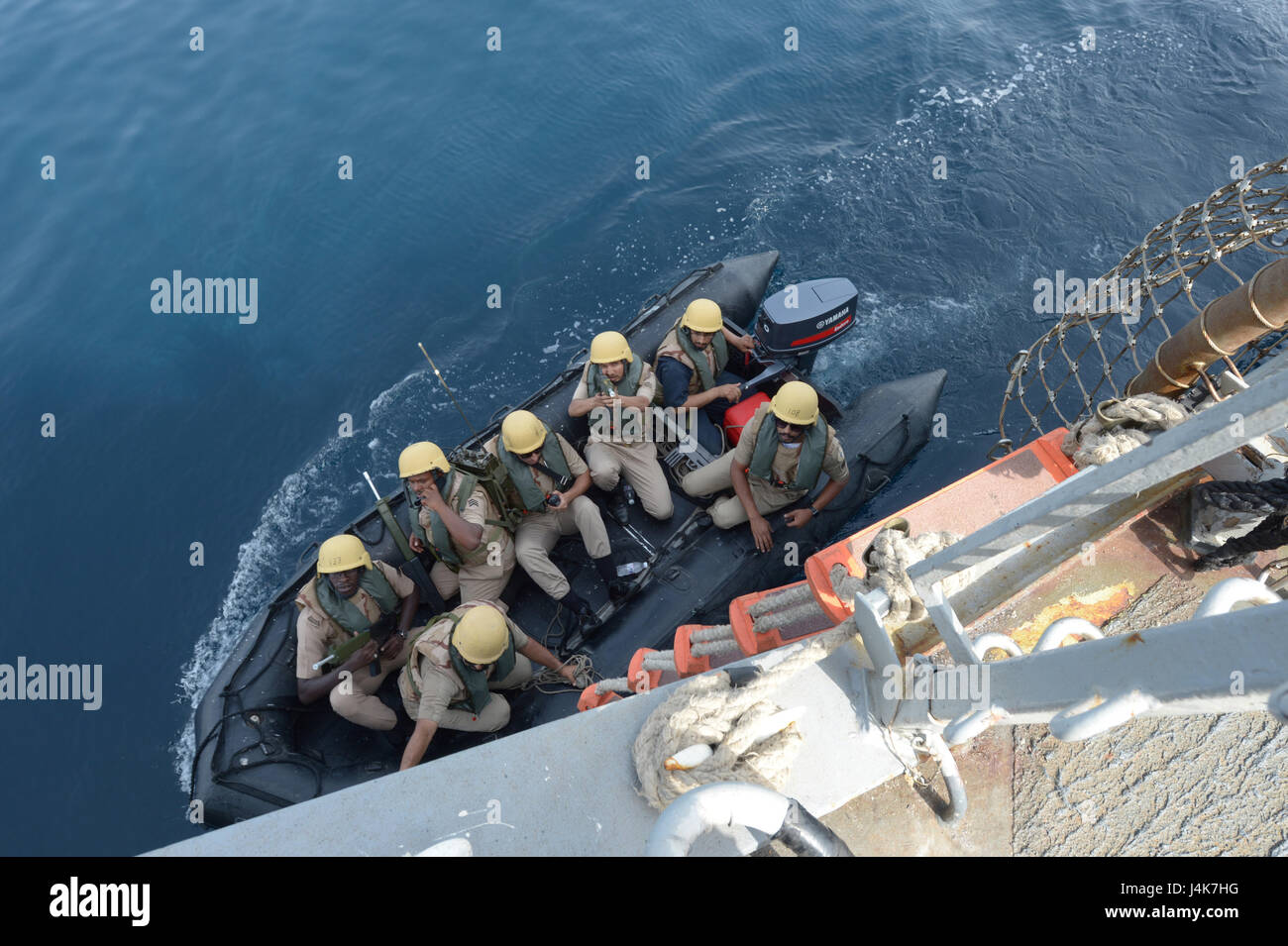 {170503-N-VC432-0016} Arabisches Meer, Saudi Arabien (3. Mai 2017) - besuchen Sie ein Royal Saudi Navy Board Suche und Beschlagnahme Team kommt Seite USS Mahan (DDG-72) während der Übung nautischen Union 17, 3.Mai.  Nautische Union ist eine bilaterale Multi-dimensionale Bewegung zwischen den USA und Saudi-Arabien, die Förderung der Interoperabilität, Cross-Training und maritime Sicherheitsoperationen, Verbündete und Partner, beruhigen bewahren, die Freiheit der Schifffahrt und den freien Fluss des Handels in der Region.  (US-Marine zu bekämpfen Kamera Foto von Mass Communication Specialist 1st Class Kimberly Clifford) Stockfoto