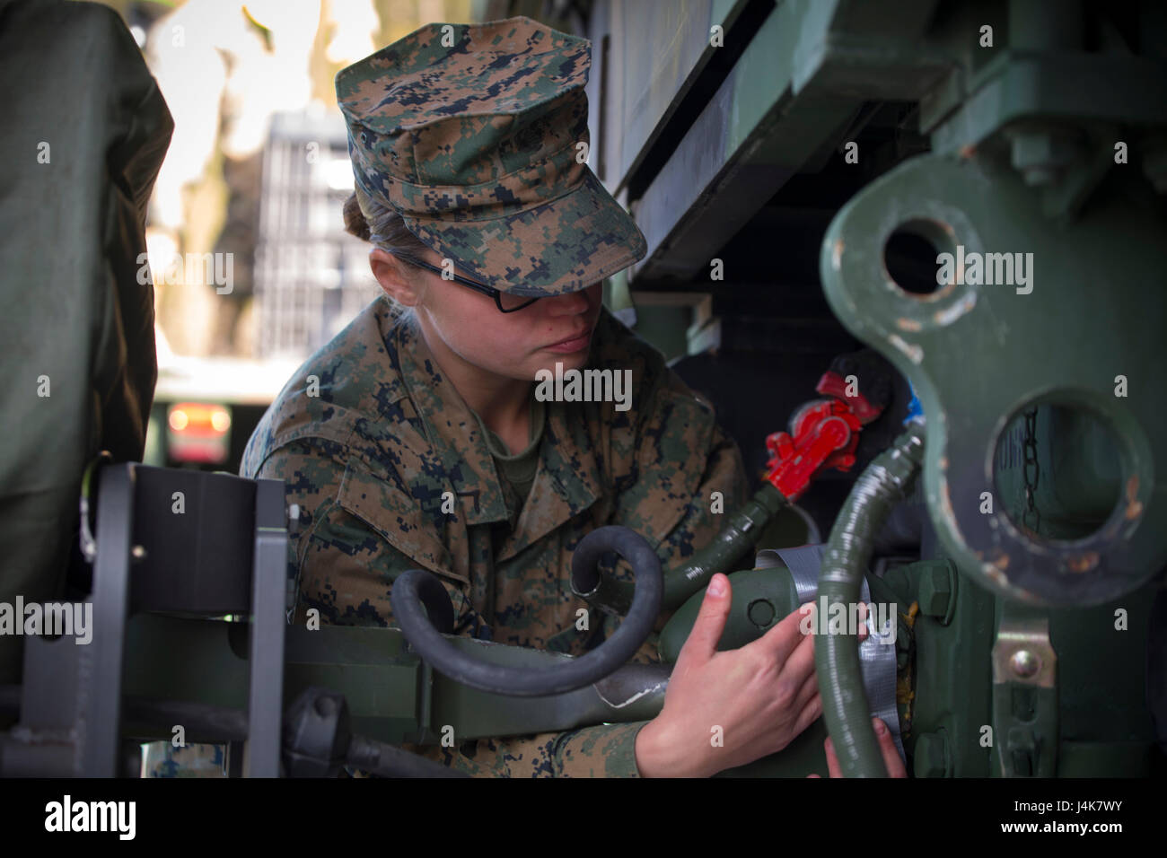 US Marine Corps Private First Class Ashley Gonet, ein Kraftfahrzeug-Operator mit 2. Transport Support Battalion, Combat Logistik-Regiment 2, 2. Marine Logistics Group sichert eine Haubitze M777, ein 7-Tonner für Konvoi während strategische Mobilität Übung 17 (STRATMOBEX) in der Nähe von Stjørdal, Norwegen, 3. Mai 2017. STRATMOBEX 17 geschieht auch das Marine Corps Stationierung Programm in Norwegen (MCPP-N) Material Bewegung Jahresbedarf zu erfüllen. STRATMOBEX analysiert die Reaktionsfähigkeit von allen Organisationen, die mit MCPP-N um die Voraussetzungen für künftige Einsätze. (US-Mar Stockfoto