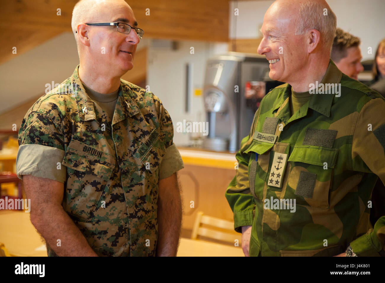 Admiral Haakon Bruun-Hanssen, spricht der Norwegisch-Chef der Verteidigung (rechts) mit US Marine Corps Oberst Doug Bruun, Kommandeur der Marine Koordination-Element mit Marine Rotations Kraft Europe (MRF-E) 17.1, vor einem Meeting am Værnes Garnison, Norwegen, 4. Mai 2017. Der Chief of Defense, Bundesminister der Verteidigung und andere Würdenträger aßen in die Halle Chow während des Besuchs der Basis für leistungsstarke Wartung Betrieb zu planen. MRF-E unterstützt unsere NATO-Verbündeten und Partner in der nordischen Region durch-militärischer Ausbildung. (Foto: U.S. Marine Corps CPL. Emily Dorumsgaard) Stockfoto