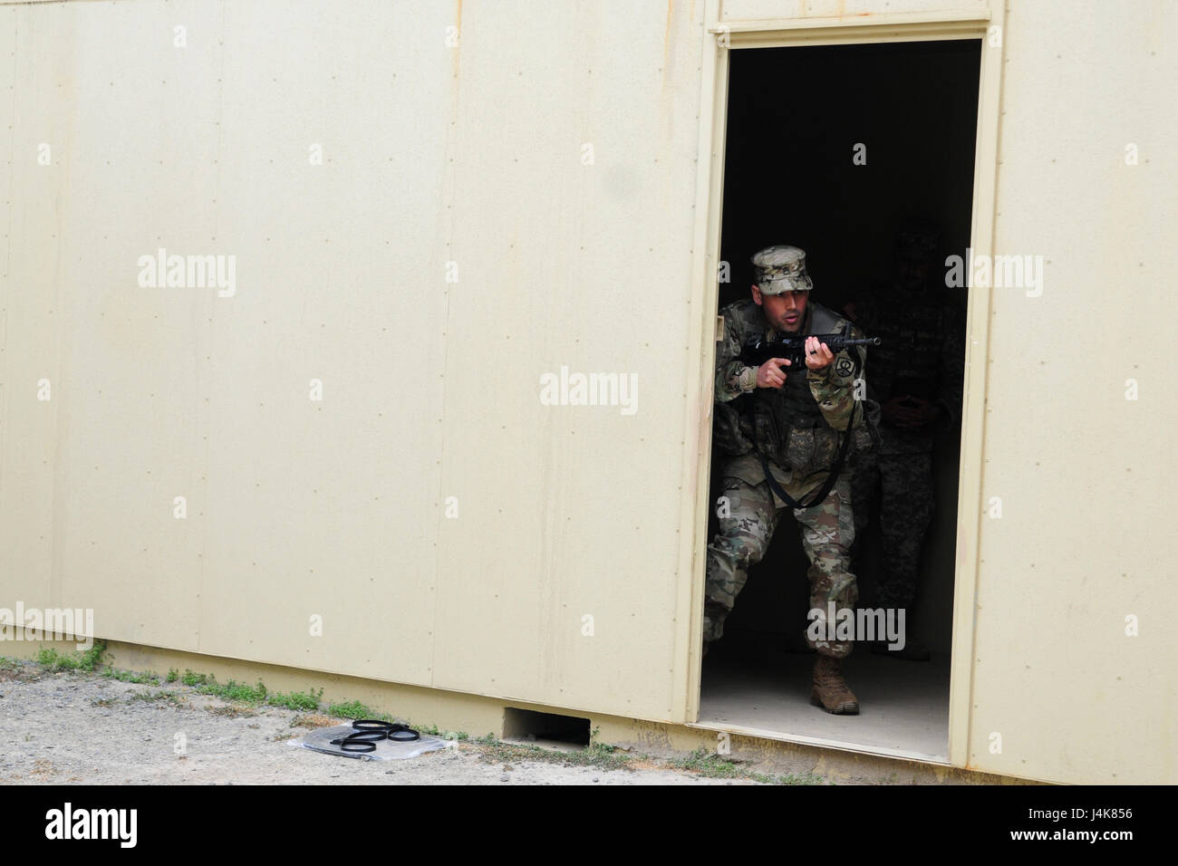 Staff Sgt Kenneth Chefan, einen Transport Management Koordinator mit den 535th Movement Control Team betritt und löscht Zimmer während der beste Krieger-Wettbewerb veranstaltet von der 79. SSC in Camp Pendleton, Kalifornien, 5. Mai 2017.     Der US Army Reserve 79. Sustainment Support Command Gastgeber ihre 2017 besten Krieger Wettbewerbs in Camp Pendleton, Kalifornien, Mai 3-6. Die besten Krieger-Wettbewerb sucht die besten Kandidaten, der ein Soldat der US-Armee definiert durch Tests Soldaten körperlich und geistig. Der Wettbewerb bestand aus ein Soldat und ein Unteroffizier aus vier sepa Stockfoto