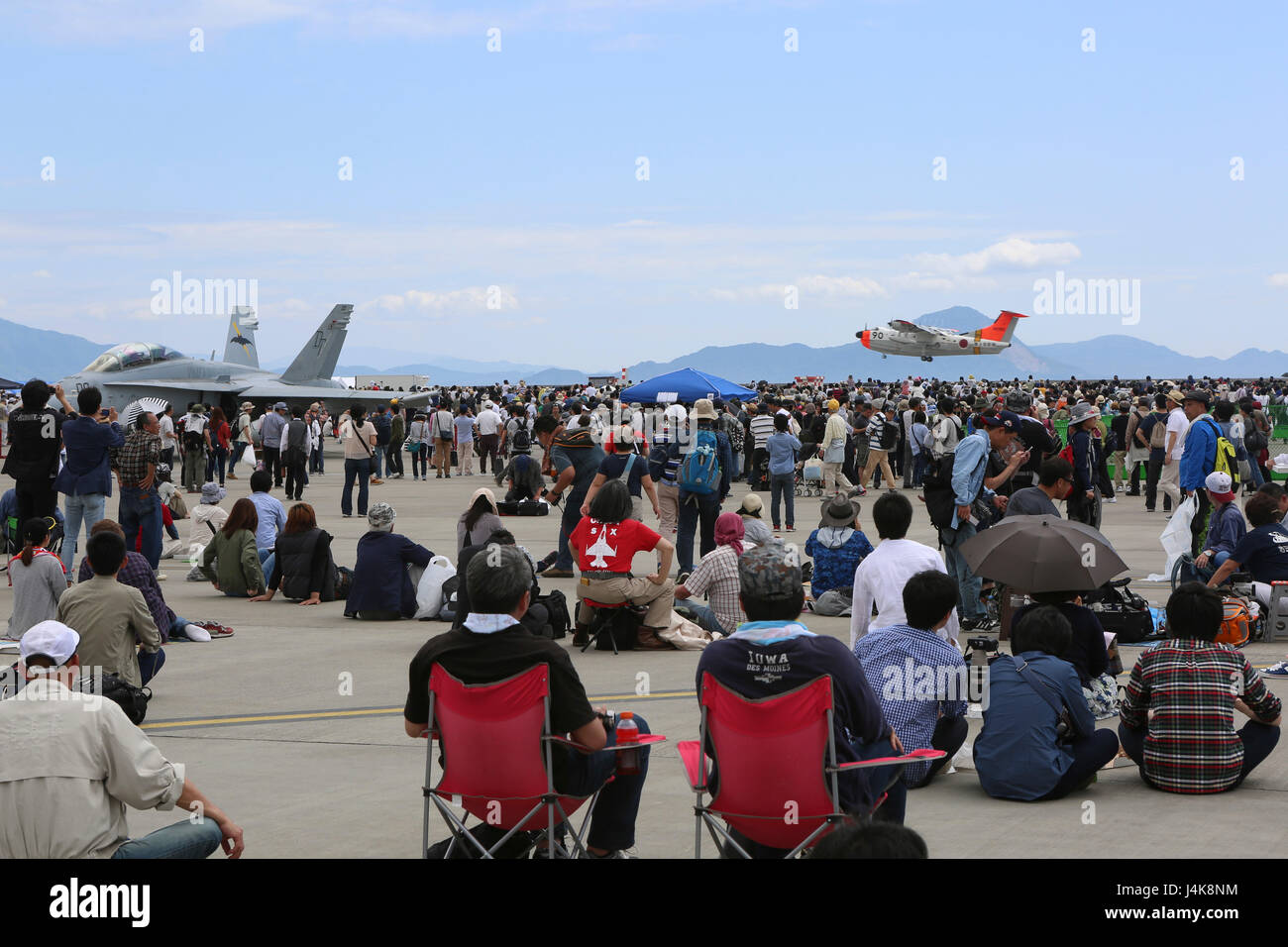 Japanischen Einheimischen zeigen verschiedene U.S. und Japanisch