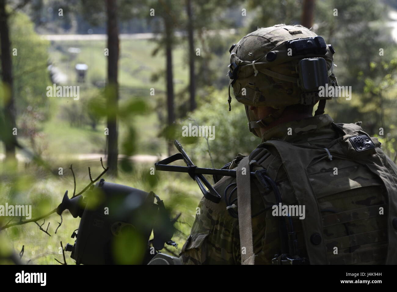 Truppen der Eisernen Truppe, 3. Geschwader, 2. Kavallerie-Regiment führen Landoperationen an der Saber Junction 17 in Hohenfels durch, um die Bereitschaft des Regiments für vereinheitlichte Landoperationen und den Übergang von der Garnison zu Kampfszenarien zu beurteilen. Stockfoto