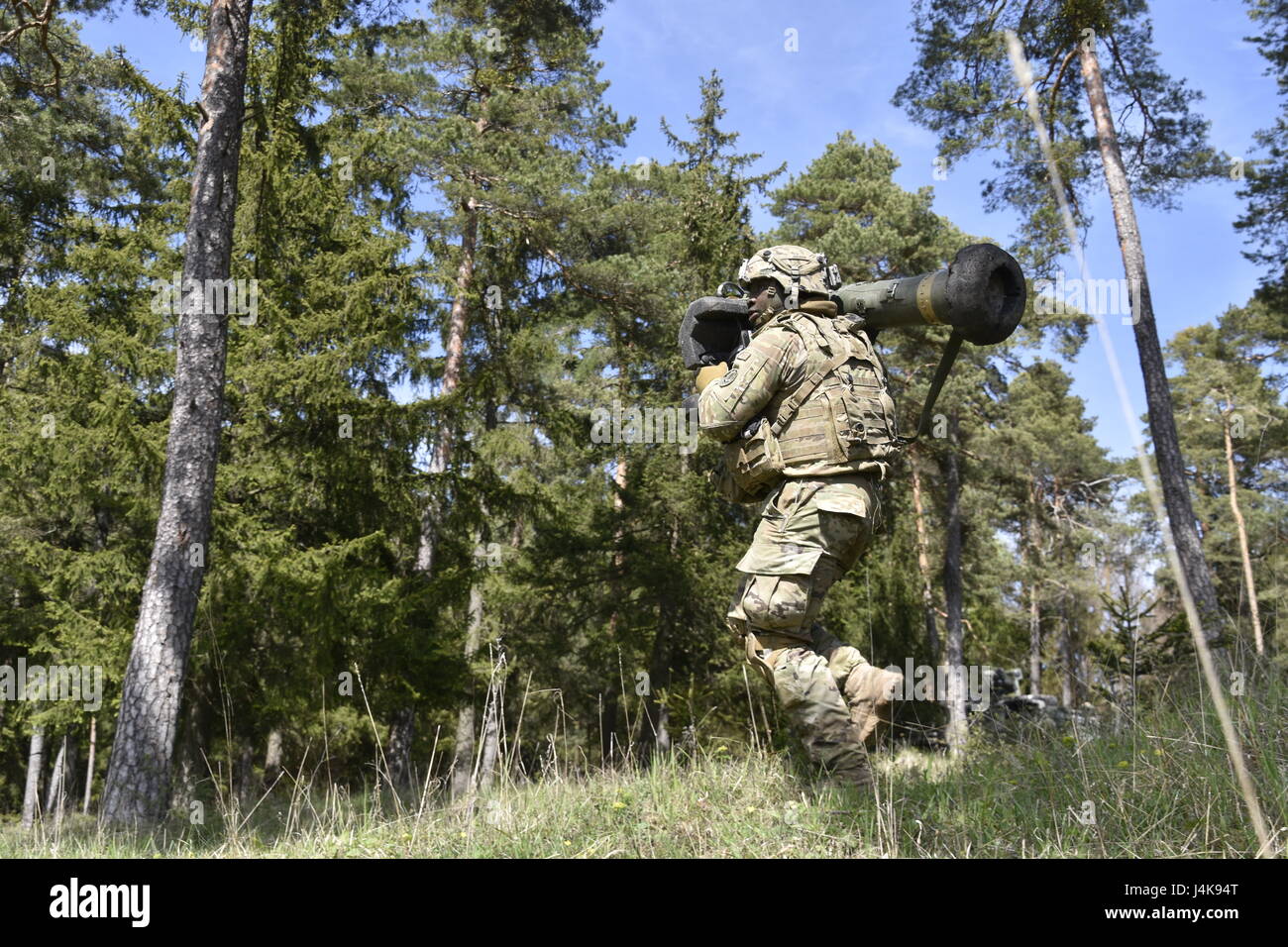 Truppen der Eisernen Truppe, 3. Geschwader, 2. Kavallerie-Regiment führen Landoperationen an der Saber Junction 17 in Hohenfels durch. Bei der Übung wird die Bereitschaft des Regiments für einheitliche Landoperationen bewertet, einschließlich des Übergangs von der Garnison zur Bekämpfung sowie operativer und taktischer Verfahren. Stockfoto
