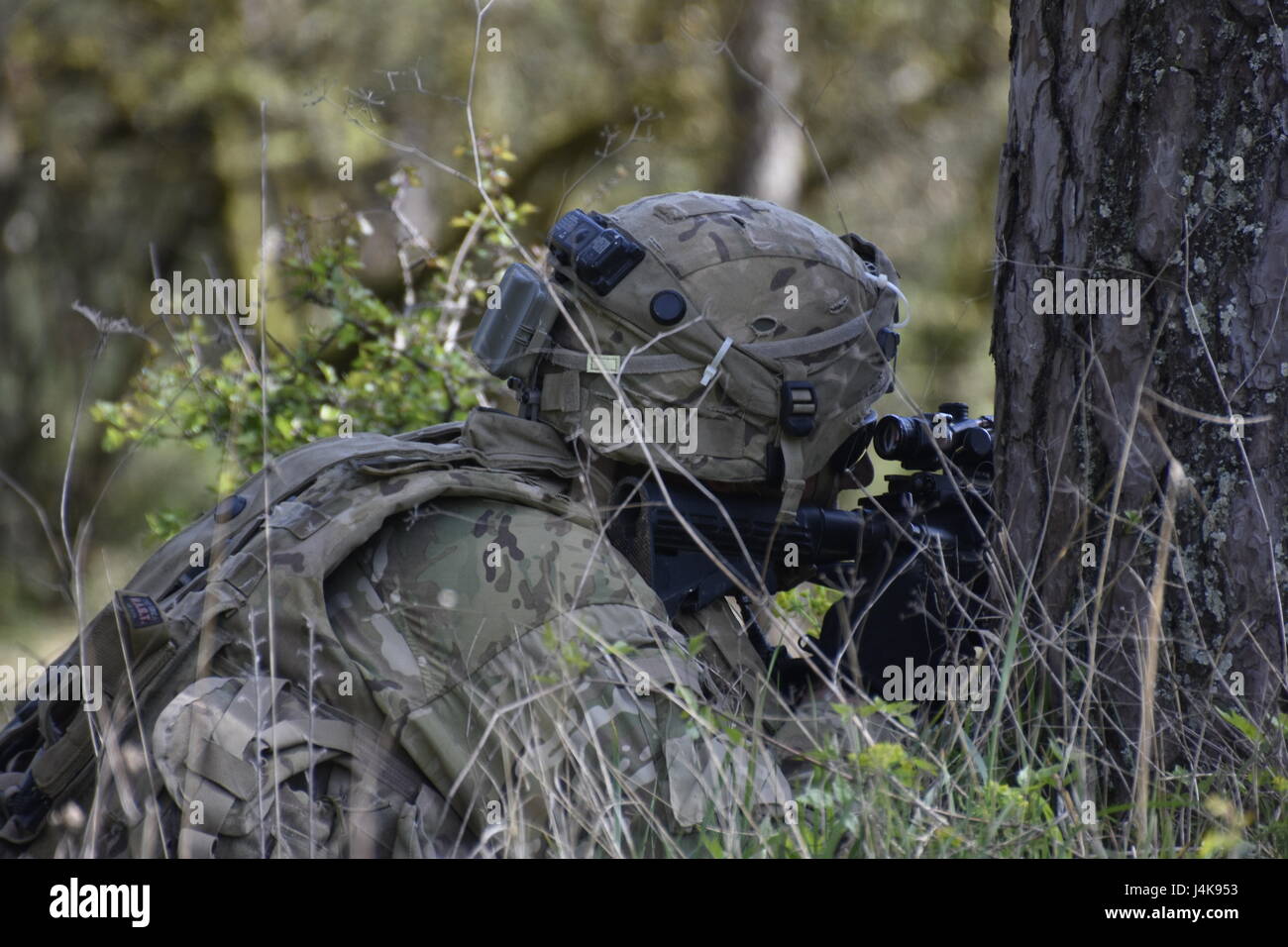 Soldaten der Eisernen Truppe, 3. Geschwader, 2. Kavallerie-Regiment führen Landoperationen im Hohenfels-Trainingsgebiet während der Saber Junction 17 durch, einer Zertifizierungsübung, bei der die Bereitschaft des Regiments für vereinheitlichte Landoperationen und den Übergang von der Garnison in den Kampf bewertet wird. Stockfoto