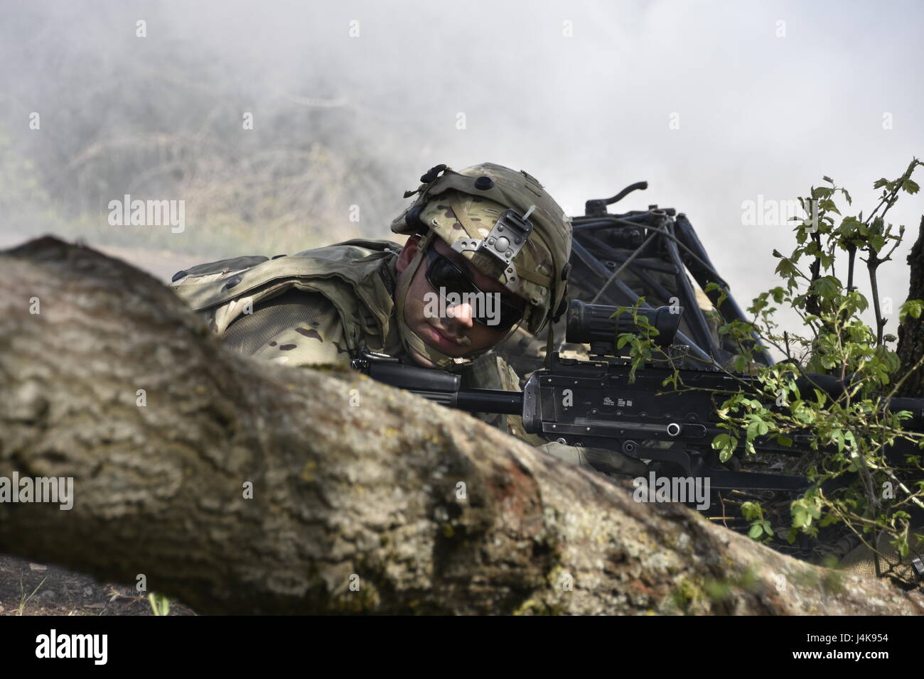 Die eiserne Truppe, 3. Geschwader, 2. Kavallerie-Regiment, führt Landoperationen im Hohenfels-Trainingsgebiet durch, während der Saber Junction 17, einer Zertifizierungsübung der US Army Europe, die sich auf die Bereitschaft für vereinheitlichte Landoperationen und den Übergang von Garnisonen zum Kampf konzentriert. Stockfoto
