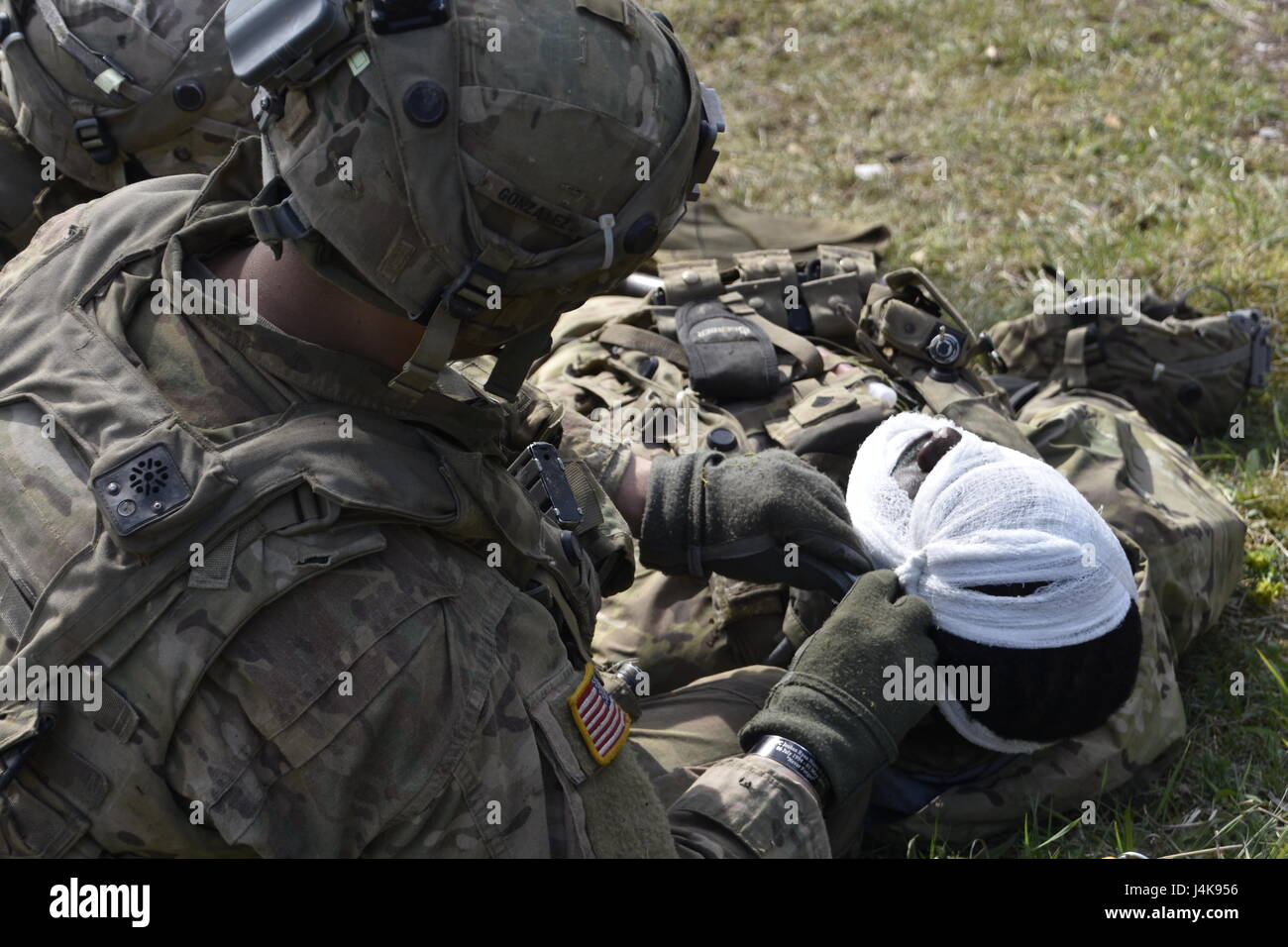 Soldaten der Eisernen Truppe, 3. Geschwader, 2. Kavallerie-Regiment führten Landoperationen an der Saber Junction 17 in Hohenfels durch und nahmen an einer Zertifizierungsübung teil, um die Bereitschaft für vereinheitlichte Landoperationen, Übergänge zwischen Garnison und Kampfmanöver zu bewerten. Stockfoto