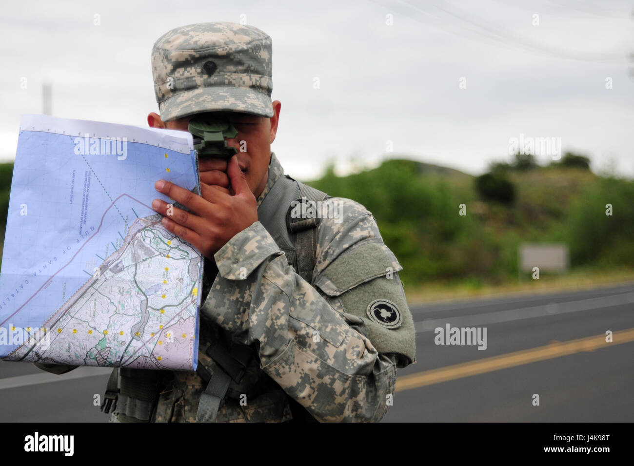 SPC. Kenny Ochoa, ein Jetboot-Operator mit der 481. Transportation Company, schießt seine Azimut während der Land Navigation Kurs Teil der besten Krieger Wettbewerb veranstaltet von der 79. SSC in Camp Pendleton, Kalifornien, 6. Mai 2017.     Der US Army Reserve 79. Sustainment Support Command Gastgeber ihre 2017 besten Krieger Wettbewerbs in Camp Pendleton, Kalifornien, Mai 3-6. Die besten Krieger-Wettbewerb sucht die besten Kandidaten, der ein Soldat der US-Armee definiert durch Tests Soldaten körperlich und geistig. Der Wettbewerb bestand aus ein Soldat und ein Unteroffizier aus fo Stockfoto