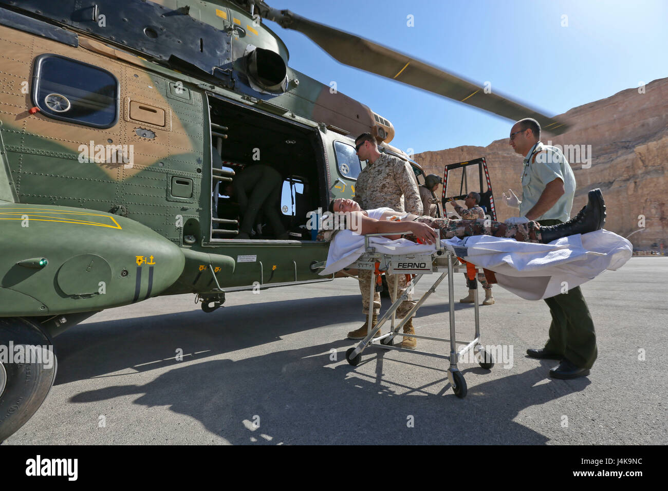 Marine- und jordanischen Streitkräfte Soldat innen evakuieren einen  simulierten Unfall in einem AS332 Super Puma Helikopter während eines  Bohrers medizinische Evakuierung während eifrig Lion 2017 bei König  Abdullah II Special Operations Training