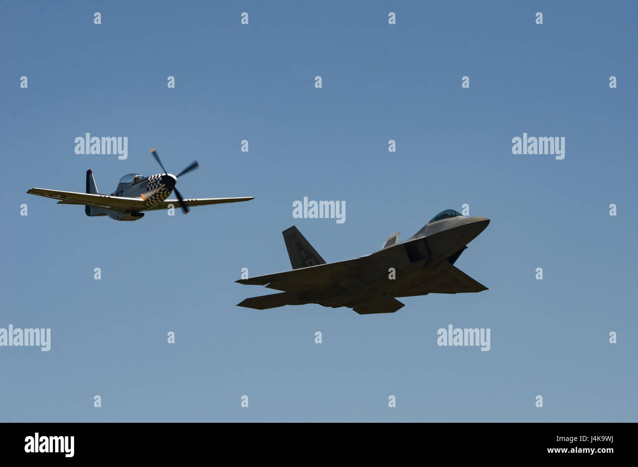 Ein Air Combat Command f-22 Raptor geflogen von Demo-Pilot, Major Dickerson und eine p-51 Mustang geflogen von r.t. Dickenson fliegt die Heritage Flight Demo während der South Carolina National Guard Luft- und Boden-Expo auf McEntire Joint National Guard Base, South Carolina, 6. Mai 2017. Diese Expo ist eine kombinierte Waffen Demonstration der Fähigkeiten von South Carolina National Guard Flieger und Soldaten beim sagen Danke für die Unterstützung der Kolleginnen und Kollegen SüdCarolinians und den umliegenden Gemeinden präsentiert. (Foto: U.S. Air National Guard techn. Sgt. Nicole Szews) Stockfoto