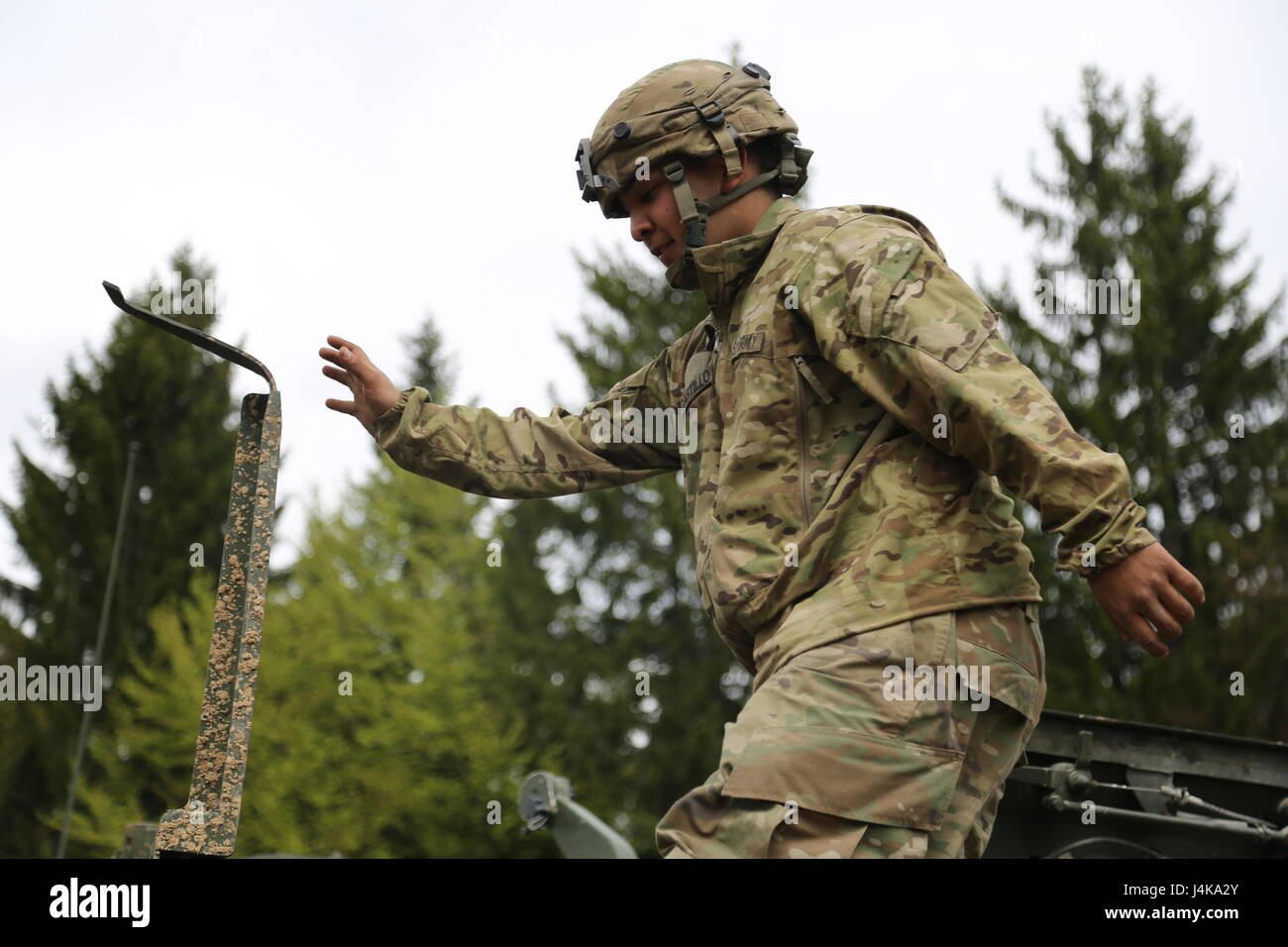 Ein US-Soldat vom 2. Kavallerie-Regiment führt die Wartung eines Stryker-Panzerfahrzeugs durch und leitet ein taktisches Operationszentrum während der Saber Junction 17 im Hohenfels Training Area, Deutschland, um vereinheitlichte Landoperationen zu unterstützen. Stockfoto