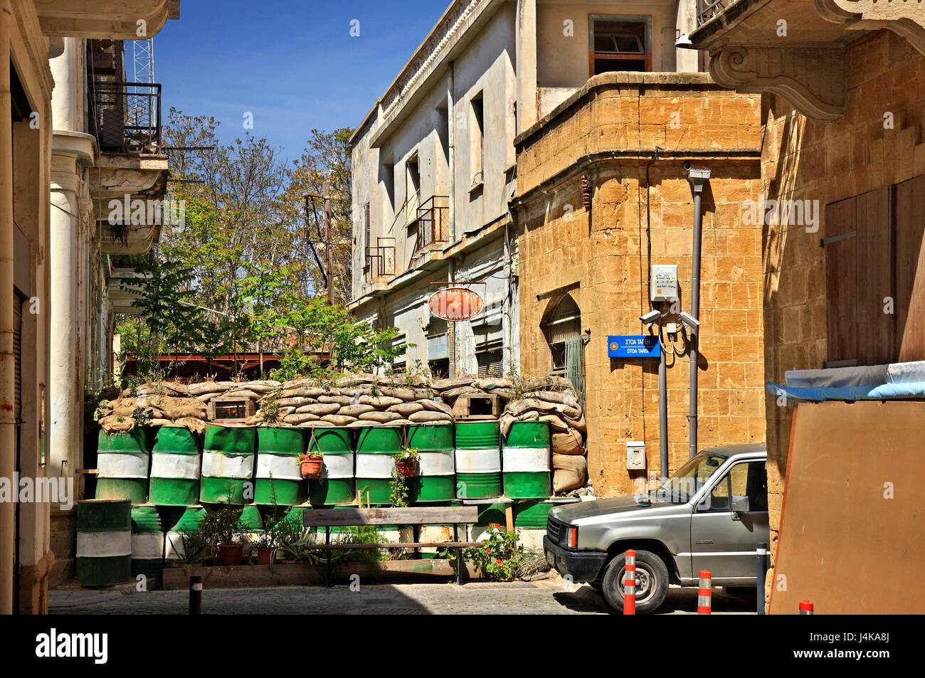 Teil der "Grünen Linie" ("Pufferzone" oder "Dead Zone") in der alten Stadt von Lefkosia (Nicosia), die letzte geteilte Hauptstadt der Welt. Zypern Stockfoto