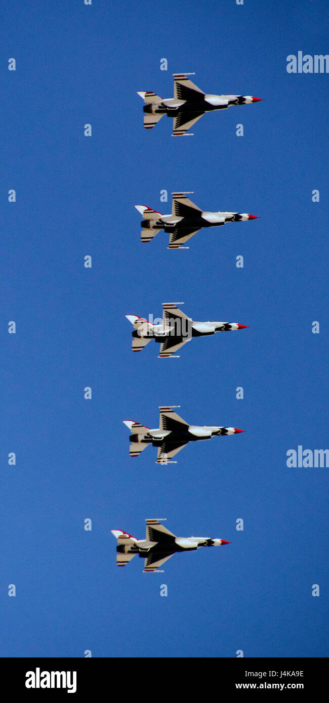 Travis Air Force Base in Kalifornien veranstaltete die "Flügel über Solano" Air Show am 6. Mai und 7, 2017.  Interpreten enthalten die United States Air Force Thunderbirds Aerial Demonstration Team, Air Force Academy Wings of Blue und Vereinigte Staaten Armee Golden Knights Fallschirm-Teams auch durchgeführt.  Die United States Air Force c-17 Globemaster III, KC-10 Extender, Galaxie C - 5 M und Vereinigte Staaten Marinekorps f-18 Hornet zeigten auch ihre Fähigkeiten vor Tausenden von Besuchern.   (US Air Force photo/T.C. Perkins Jr.) Stockfoto