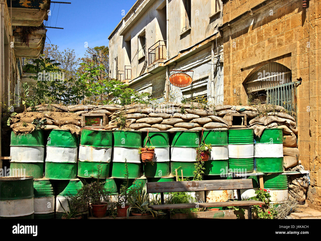 Teil der "Grünen Linie" ("Pufferzone" oder "Dead Zone") in der alten Stadt von Lefkosia (Nicosia), die letzte geteilte Hauptstadt der Welt. Zypern Stockfoto