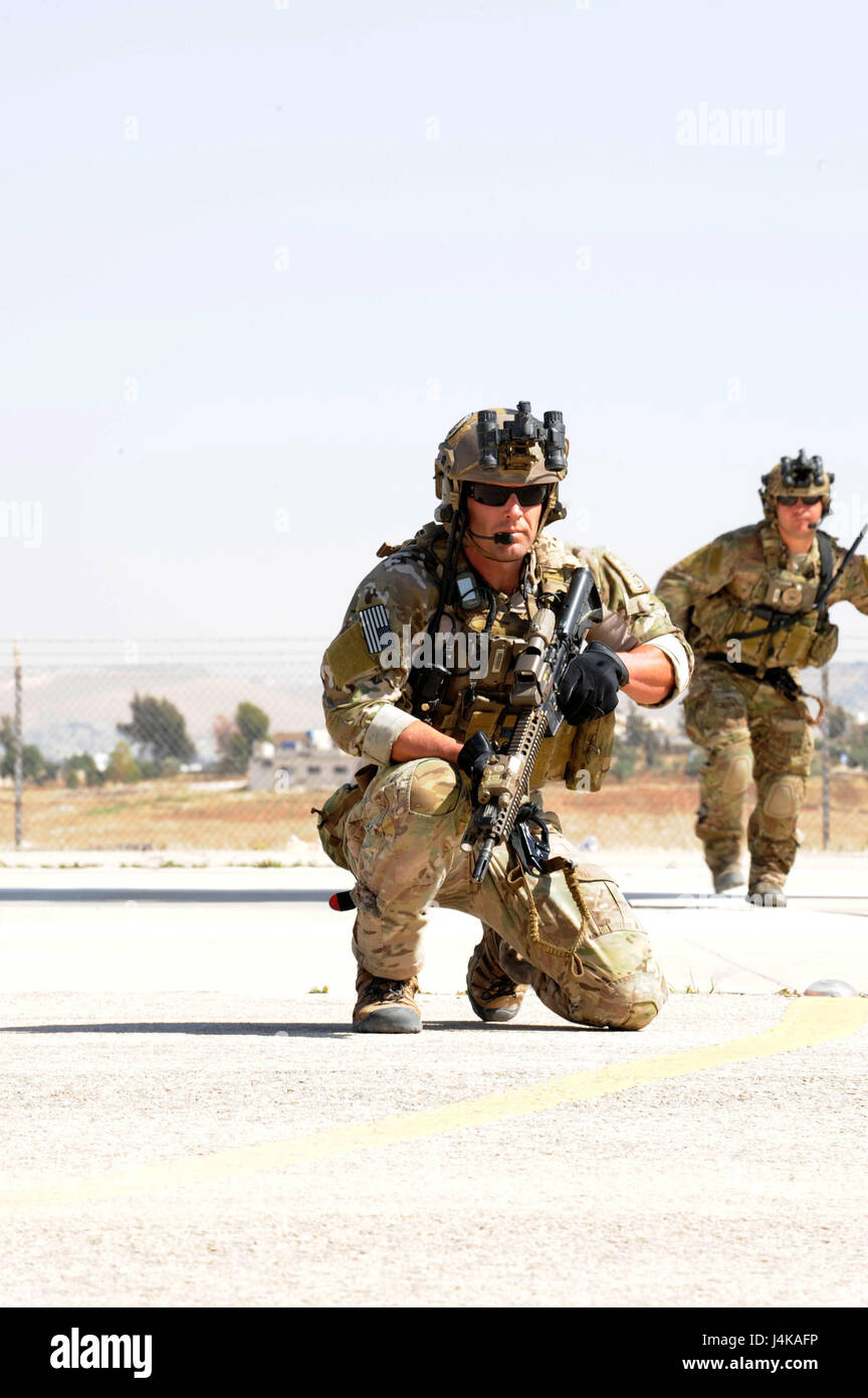 AMMAN, Jordanien (7. Mai 2017) Flieger zugewiesene Personal Recovery Truppe 2350, sichern einen Hubschrauber-Landeplatz, während eine Interoperabilität schnell Seil Aussetzung Übung im König Abdullah II Special Operations Training Center, im Rahmen der Übung Eager Lion. Begierig, Löwe eine jährliche US Central Command Übung in Jordanien soll um zu militärischer Beziehungen zwischen den USA, Jordanien und anderen internationalen Partnern zu stärken. Das diesjährige Iteration besteht aus etwa 7.200 Soldaten aus mehr als 20 Nationen, die Szenarien, die Grenzsicherung, antwortet Komma Stockfoto