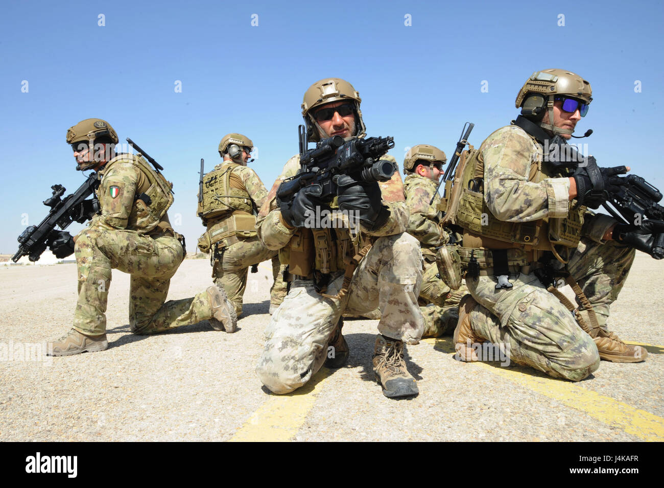 AMMAN, Jordanien (7. Mai 2017) italienische Flieger, der 17. Special Operations Wing, sichere einen Hubschrauber-Landeplatz, während eine Interoperabilität schnell Seil Aussetzung Übung im König Abdullah II Special Operations Training Center, im Rahmen der Übung Eager Lion zugewiesen. Begierig, Löwe eine jährliche US Central Command Übung in Jordanien soll um zu militärischer Beziehungen zwischen den USA, Jordanien und anderen internationalen Partnern zu stärken. Das diesjährige Iteration besteht aus etwa 7.200 Soldaten aus mehr als 20 Nationen, die Szenarien, die Grenze Secu antwortet Stockfoto